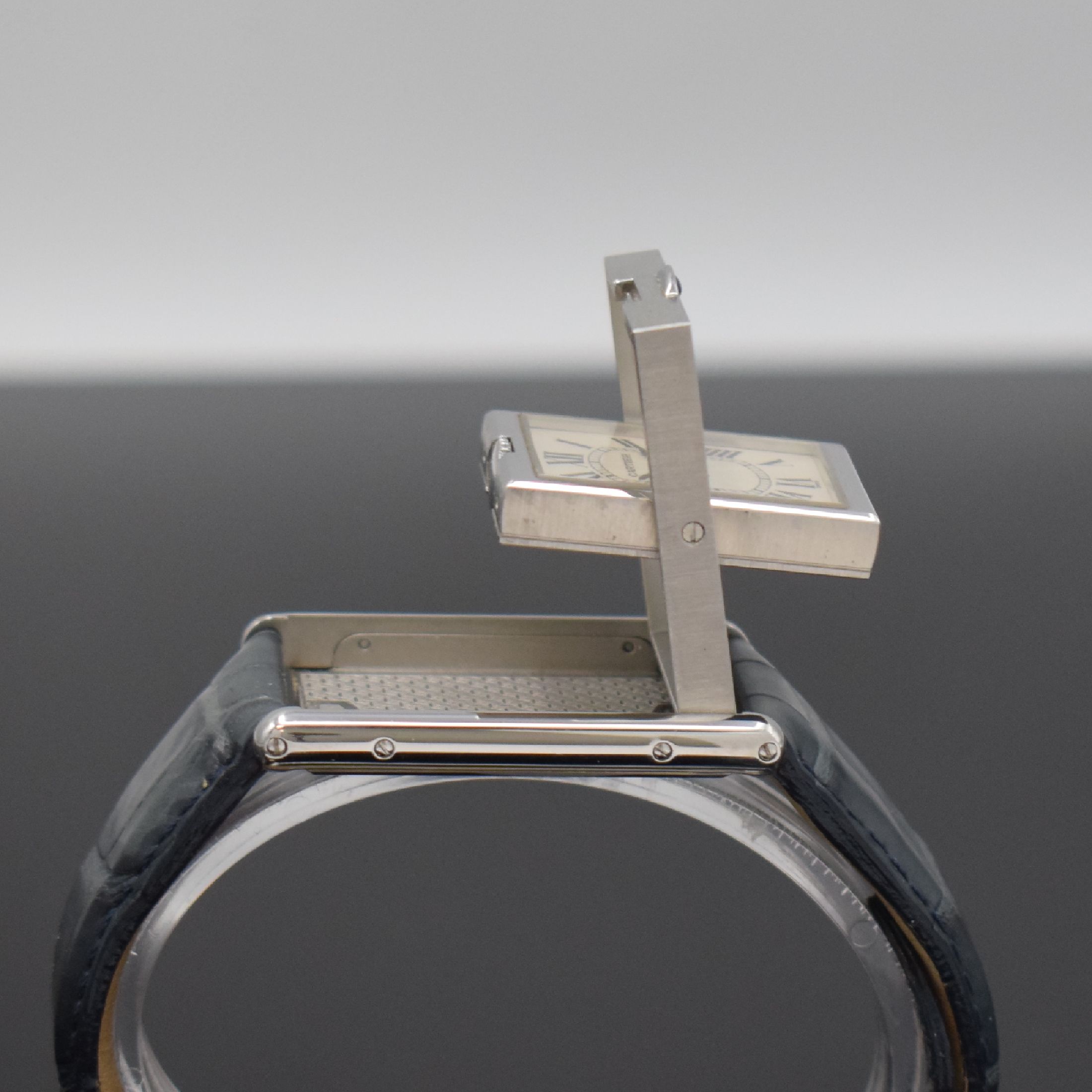 Detail e: CARTIER Basculante Armbanduhr Referenz 2390,Handaufzug, Schweiz um 2000, aufwendiges Edelstahl Wendegehäuse inkl. orig. Lederband m. orig. ...