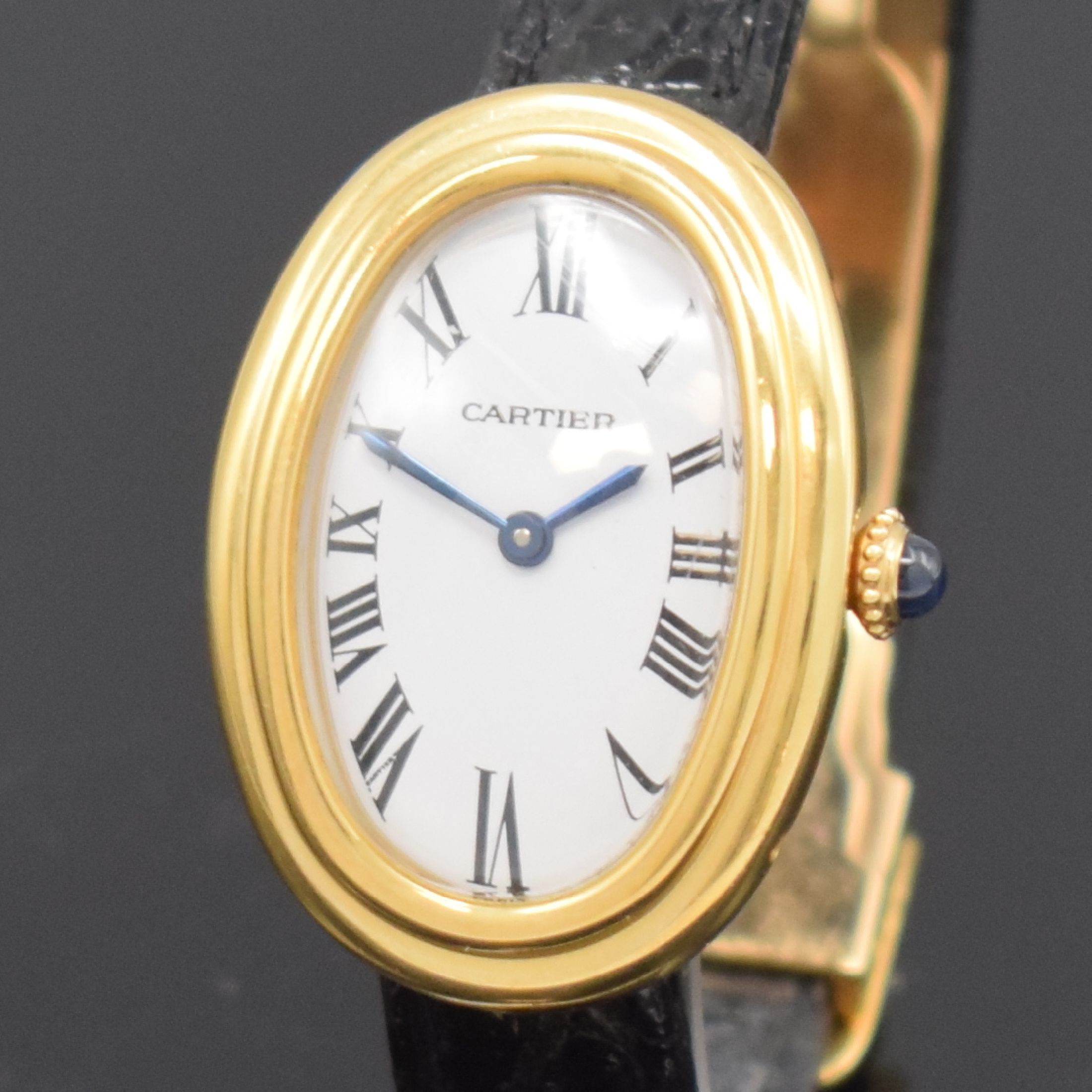 Detail a: CARTIER Baignoire Damenarmbanduhr in GG 750/000, Handaufzug, 2-teil. gewölbtes Gehäuse seitl. 4-fach verschr., orig. Lederband m. 18k ...