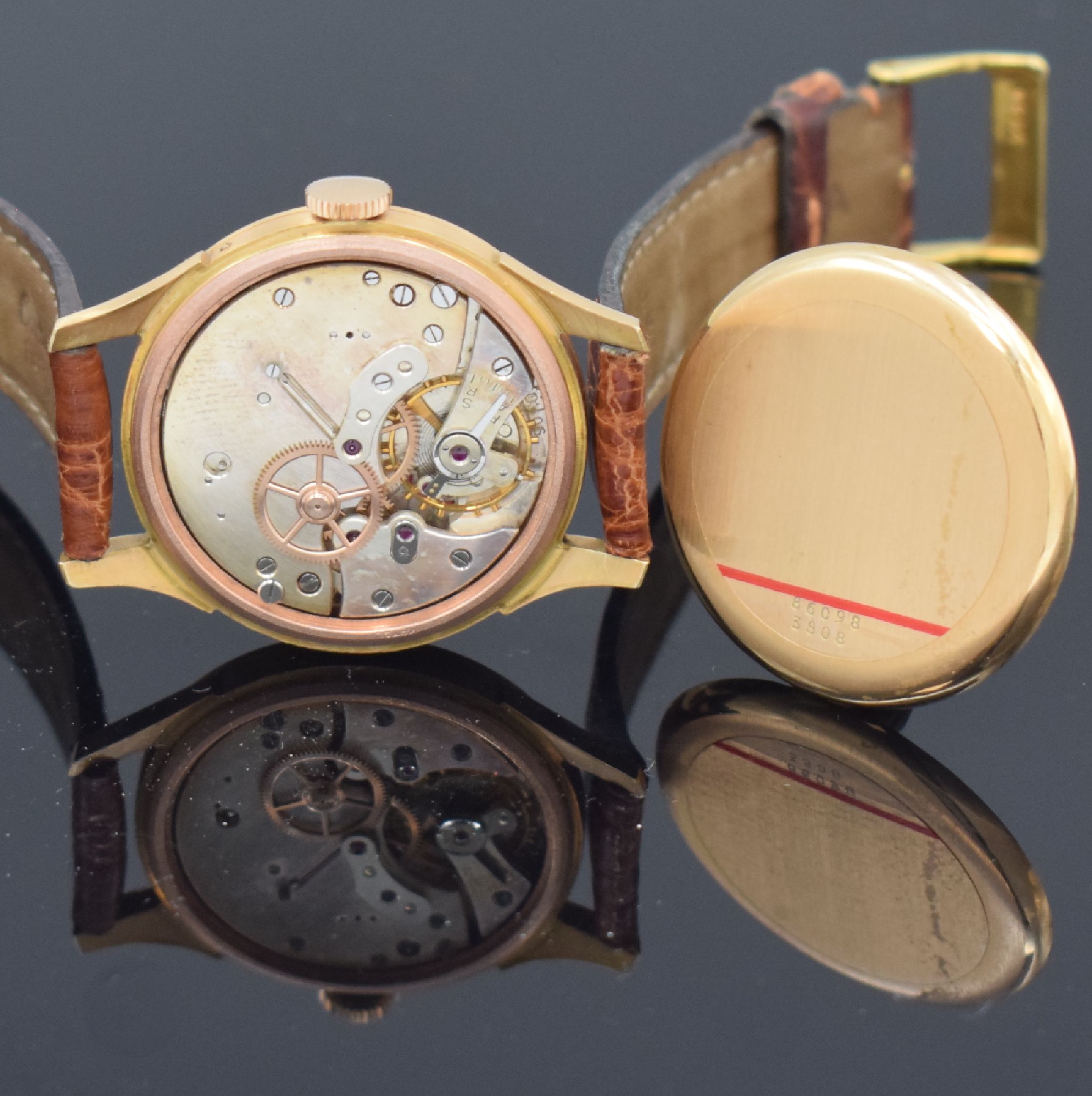 Detail d: LE PHARE Herrenarmbanduhr mit Vollkalenderanzeige in Roségold 750/000 Referenz 3808, Handaufzug, Schweiz um 1950, Boden und Glasrand aufgedr., vers. ...