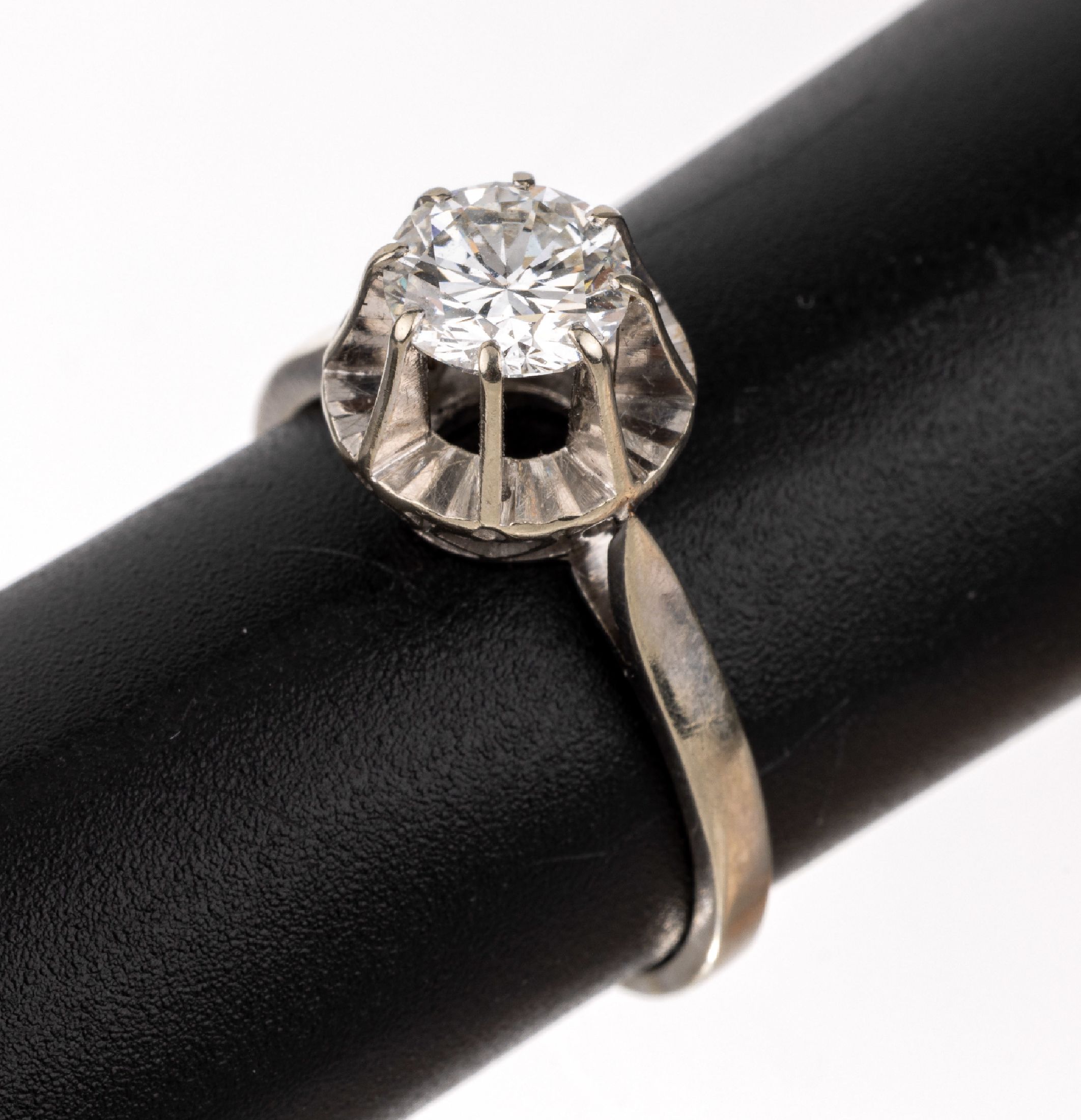 18 kt Gold Brillant-Ring, WG 750/000, Brillant ca. 1.01 ct (grav.) feines Weiß/vvs, RW 56.5, ca. 3.5 g