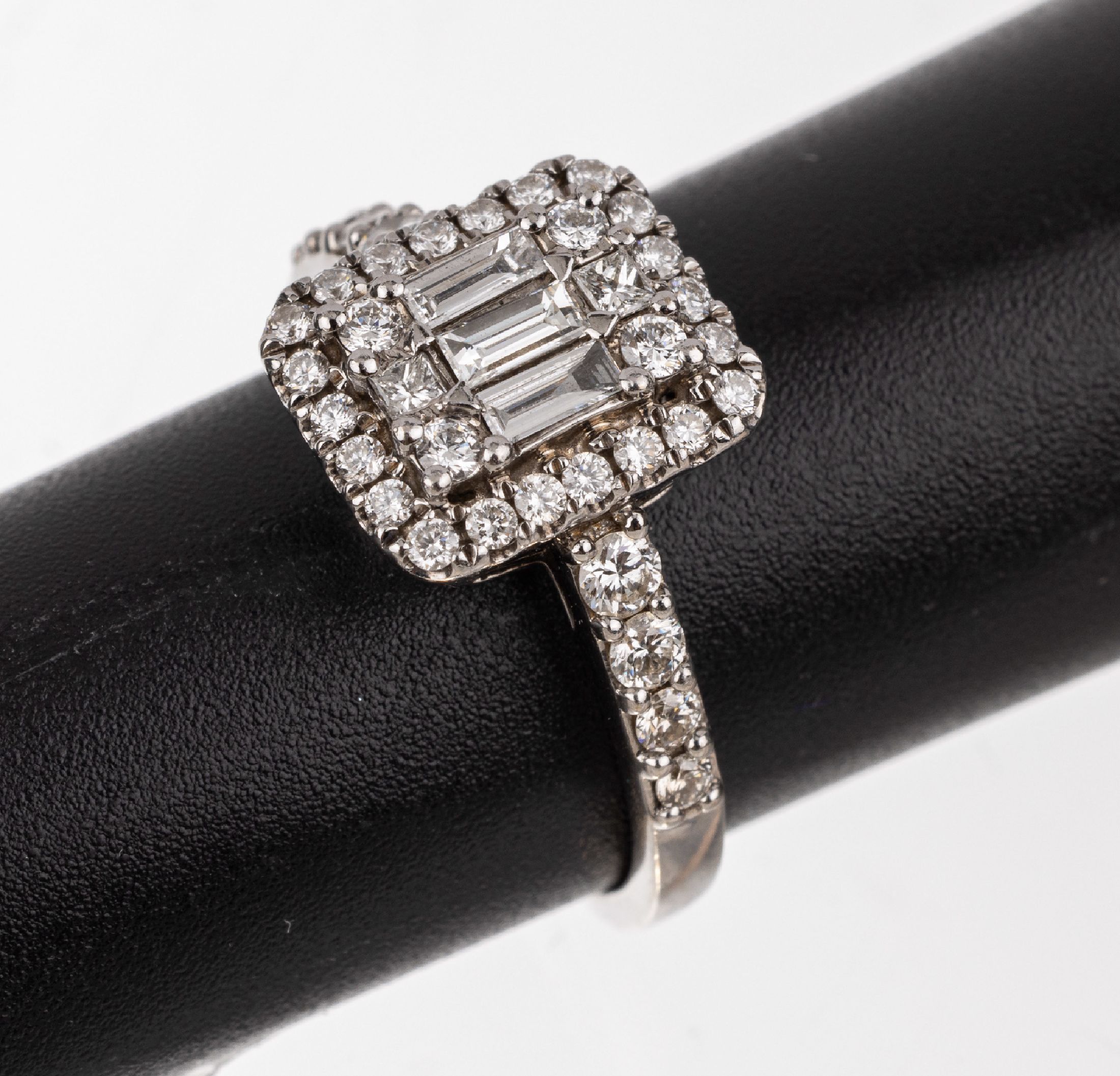 14 kt Gold Diamant Ring, WG 585/000, bes. mit Brillanten, Diamantbaguettes und Diam. im Princess Cut zus. ca. 1.20 ct feines Weiß- Weiß/vs-si, RW ...