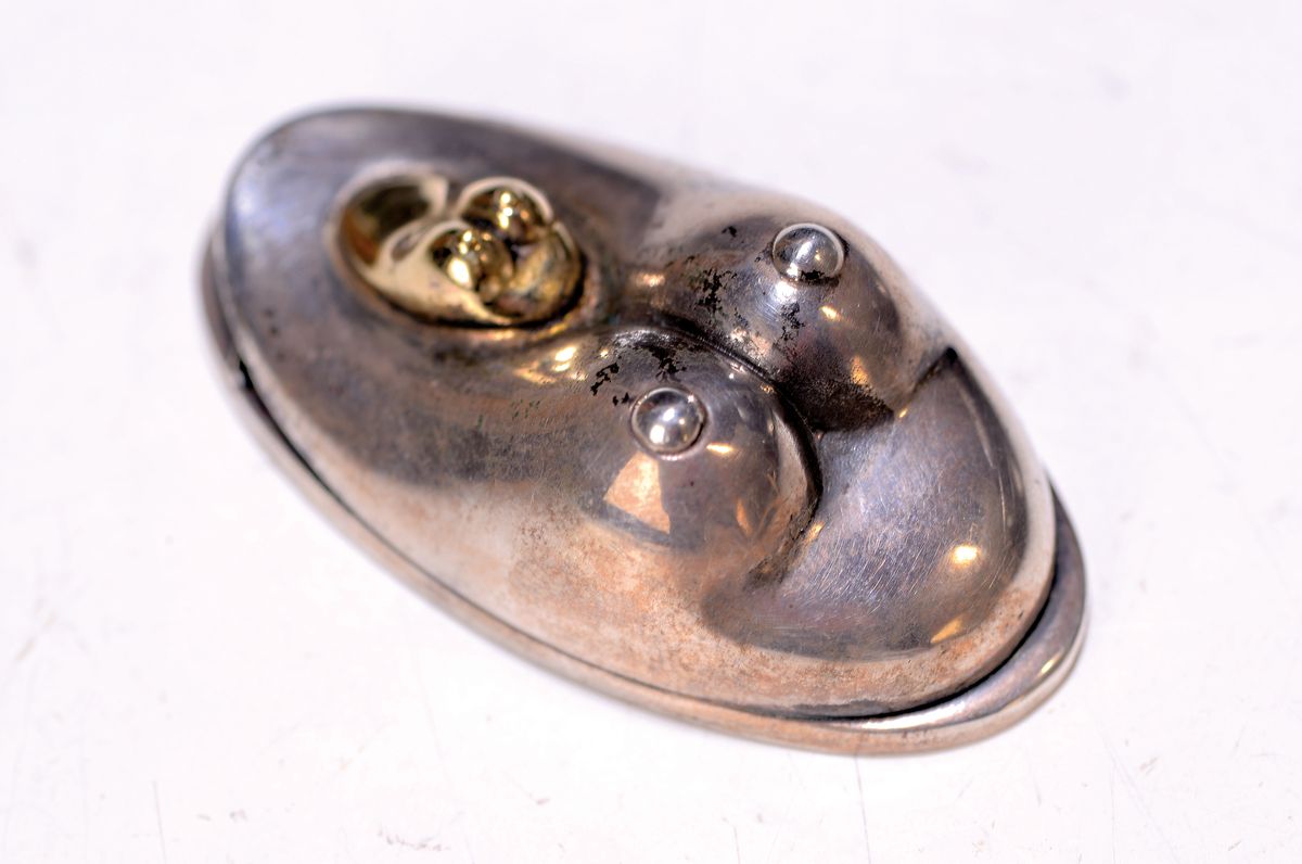 Paul Wunderlich, 1927-2010, Anhänger, 925er -Silber, weiblicher Torso, unsigniert, Tragespuren bzw. berieben, 30g, ca. 4,5x2,5 cm