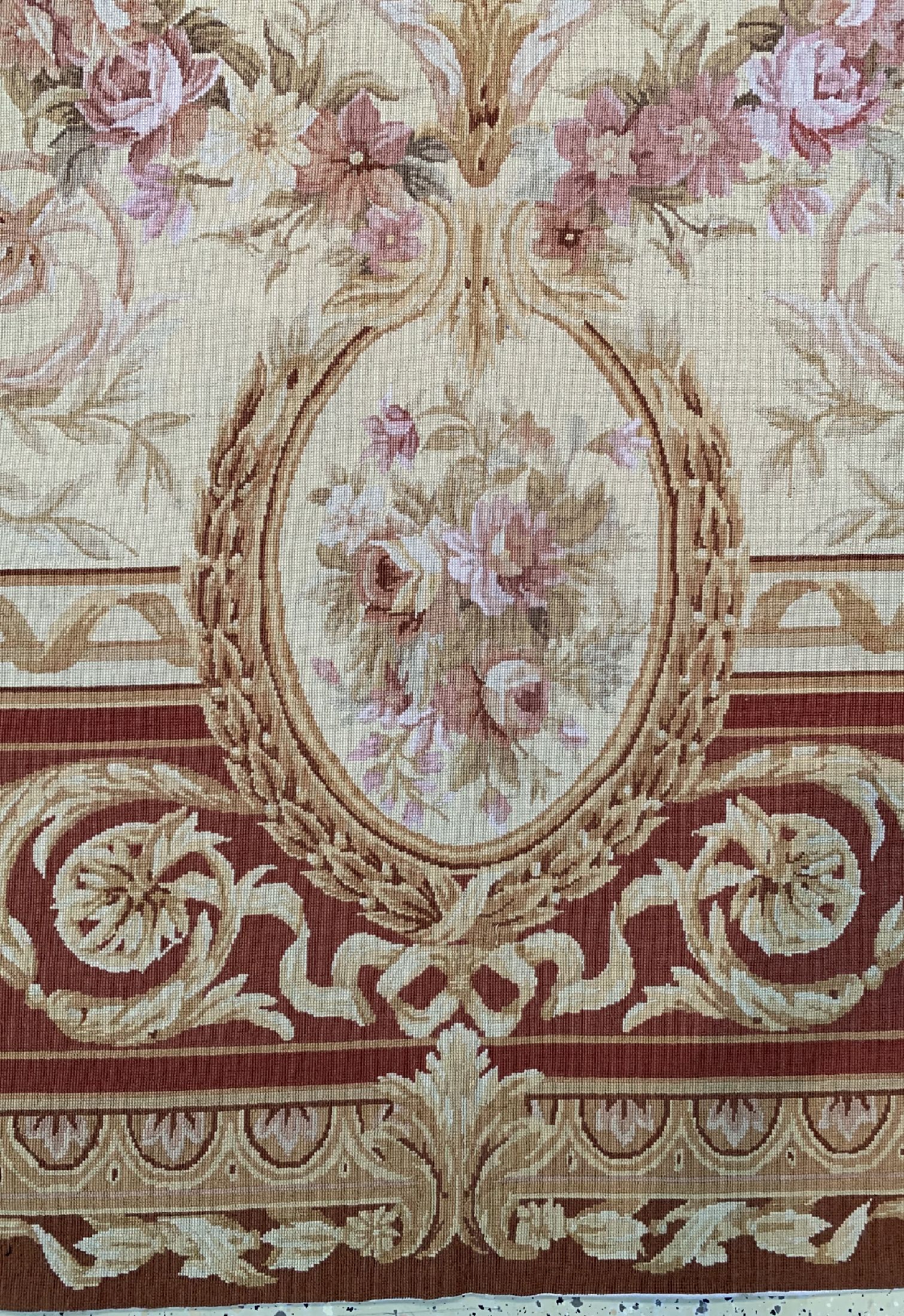 Detail b: Aubusson stil, China, ca. 50 Jahre, Wolle auf Baumwolle, ca. 360 x 260 cm, Reinigungsbedürftig, EHZ: 1-2