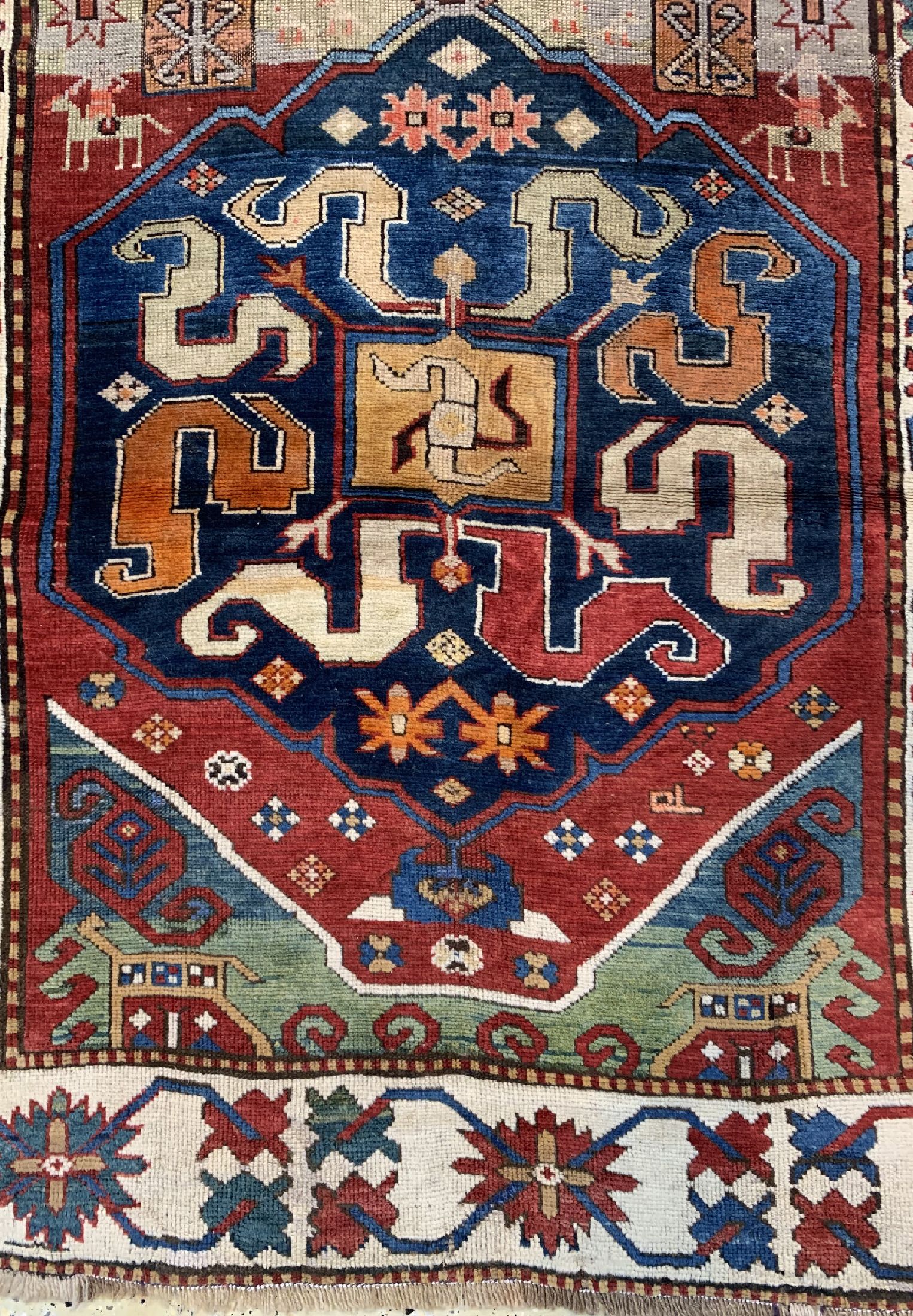 Detail b: Wolkenband Kazak antik, Kaukasus, datiert 1895 , Wolle auf Wolle, ca. 278 x 114 cm, EHZ: 3(Alte Restaurierungen).