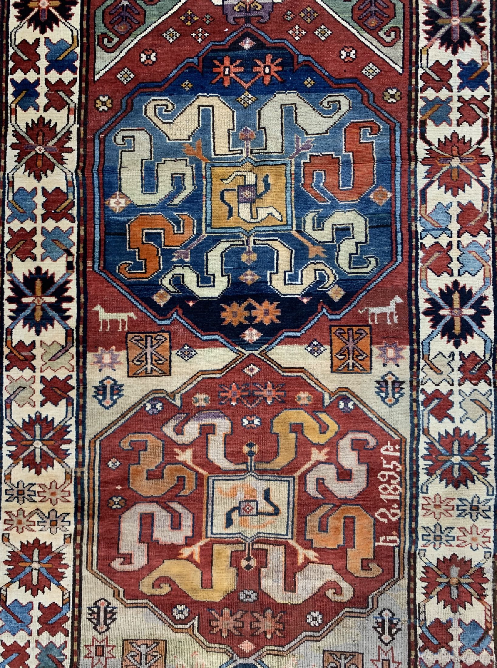 Detail c: Wolkenband Kazak antik, Kaukasus, datiert 1895 , Wolle auf Wolle, ca. 278 x 114 cm, EHZ: 3(Alte Restaurierungen).