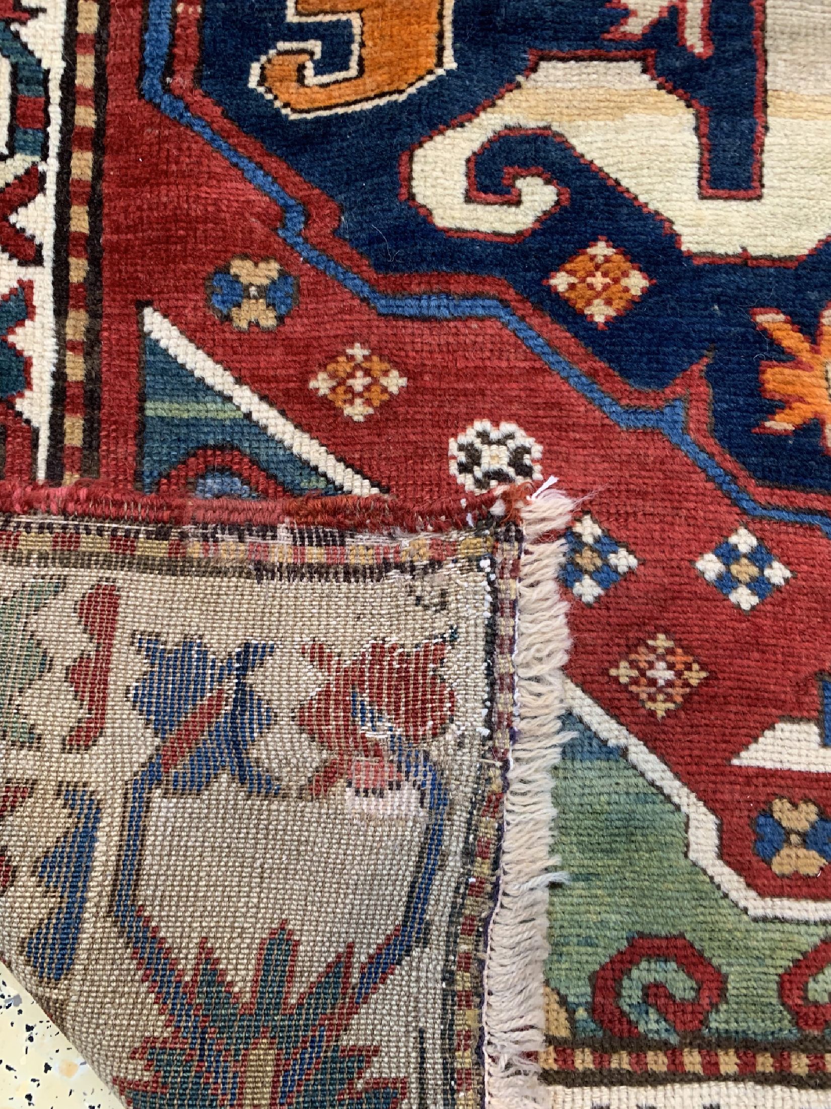 Detail f: Wolkenband Kazak antik, Kaukasus, datiert 1895 , Wolle auf Wolle, ca. 278 x 114 cm, EHZ: 3(Alte Restaurierungen).