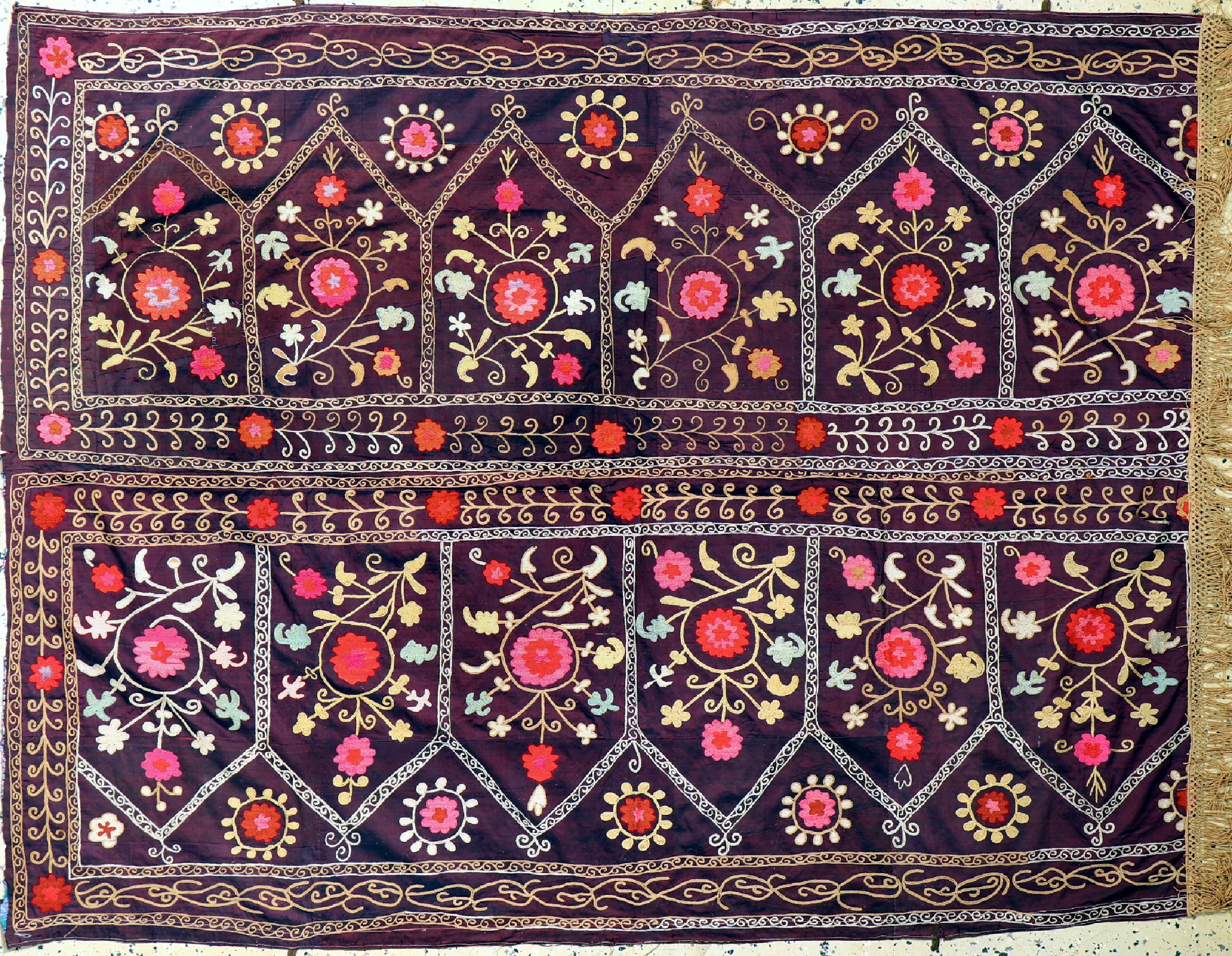 Susani alt(Fragment), Uzbekistan, um 1930, Seidenstickerei, ca. 170 x 133 cm, EHZ: 3