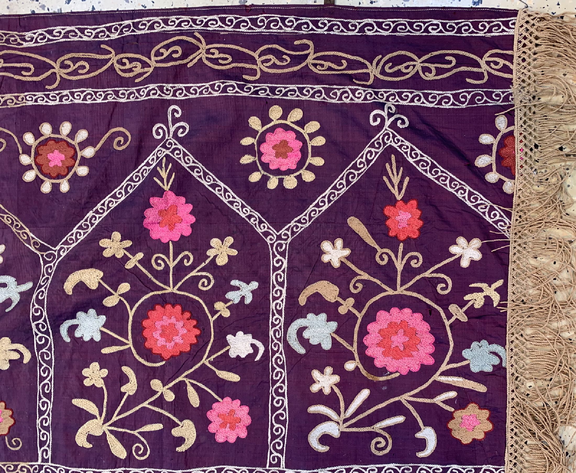 Detail a: Susani alt(Fragment), Uzbekistan, um 1930, Seidenstickerei, ca. 170 x 133 cm, EHZ: 3