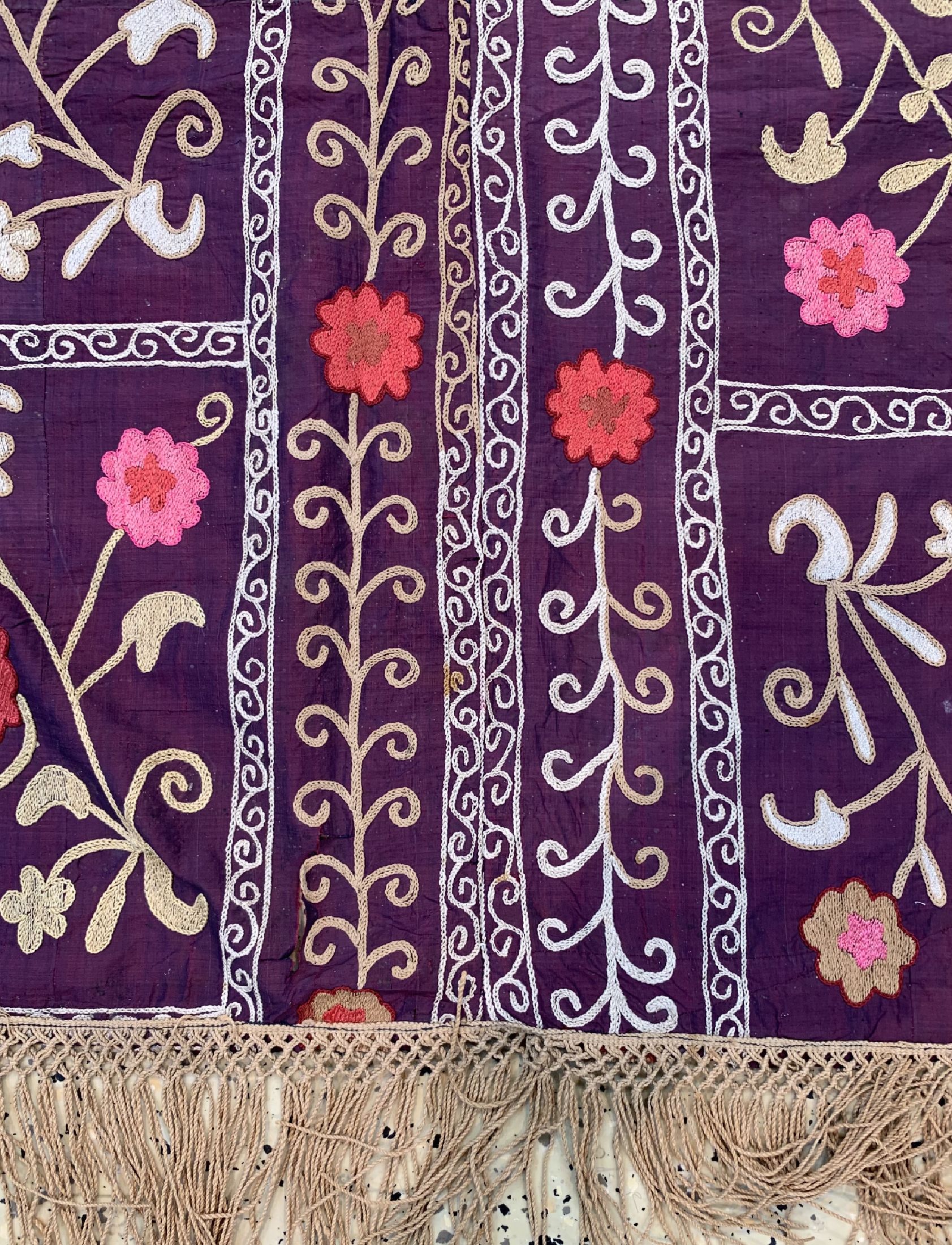 Detail b: Susani alt(Fragment), Uzbekistan, um 1930, Seidenstickerei, ca. 170 x 133 cm, EHZ: 3