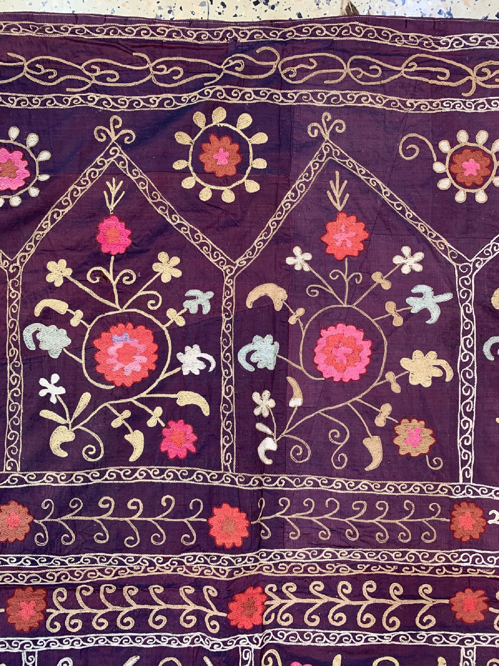 Detail d: Susani alt(Fragment), Uzbekistan, um 1930, Seidenstickerei, ca. 170 x 133 cm, EHZ: 3
