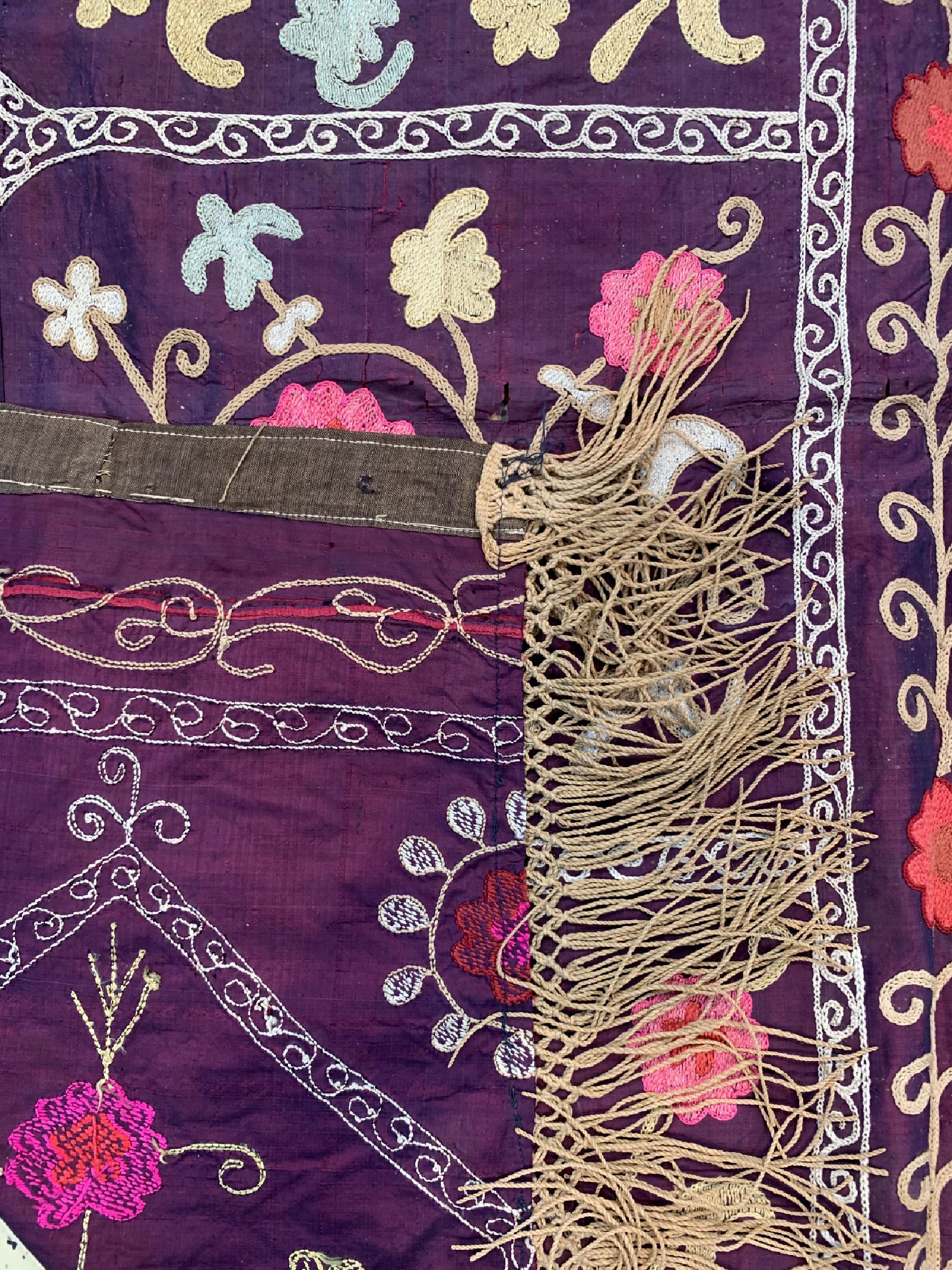Detail e: Susani alt(Fragment), Uzbekistan, um 1930, Seidenstickerei, ca. 170 x 133 cm, EHZ: 3