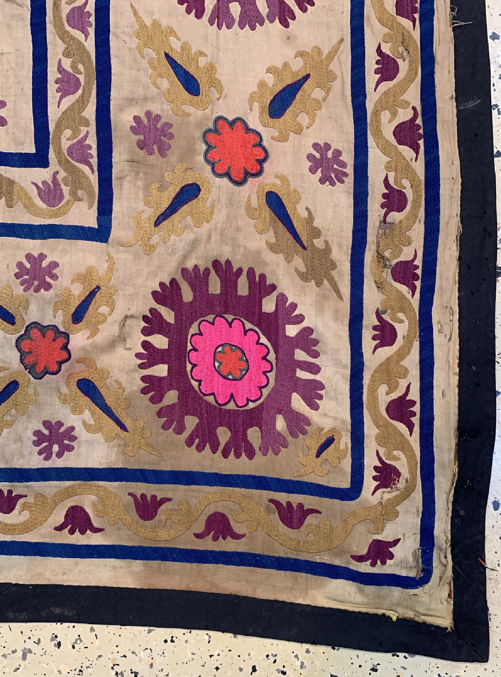Detail a: Susani antik, Uzbekistan, um 1900, Seide-Baumwollstickerei, ca. 205 x 145 cm, EHZ: 3
