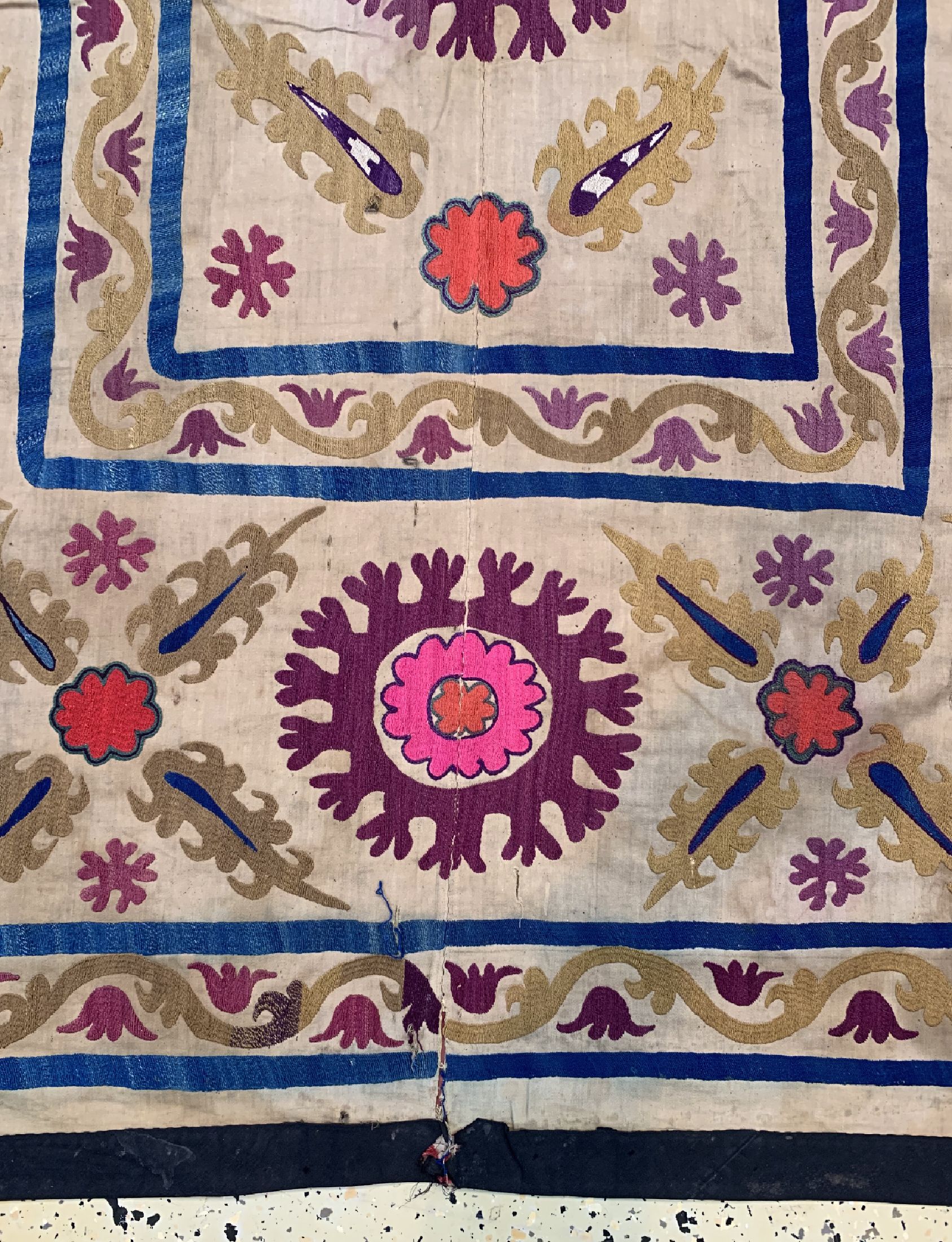 Detail b: Susani antik, Uzbekistan, um 1900, Seide-Baumwollstickerei, ca. 205 x 145 cm, EHZ: 3