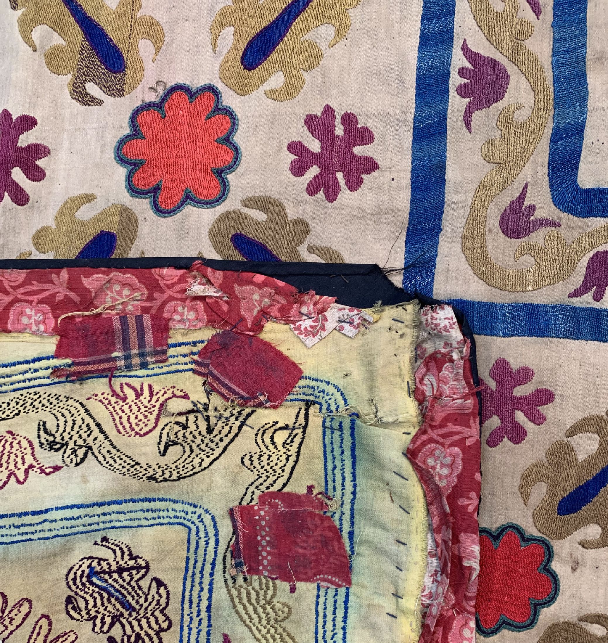Detail d: Susani antik, Uzbekistan, um 1900, Seide-Baumwollstickerei, ca. 205 x 145 cm, EHZ: 3