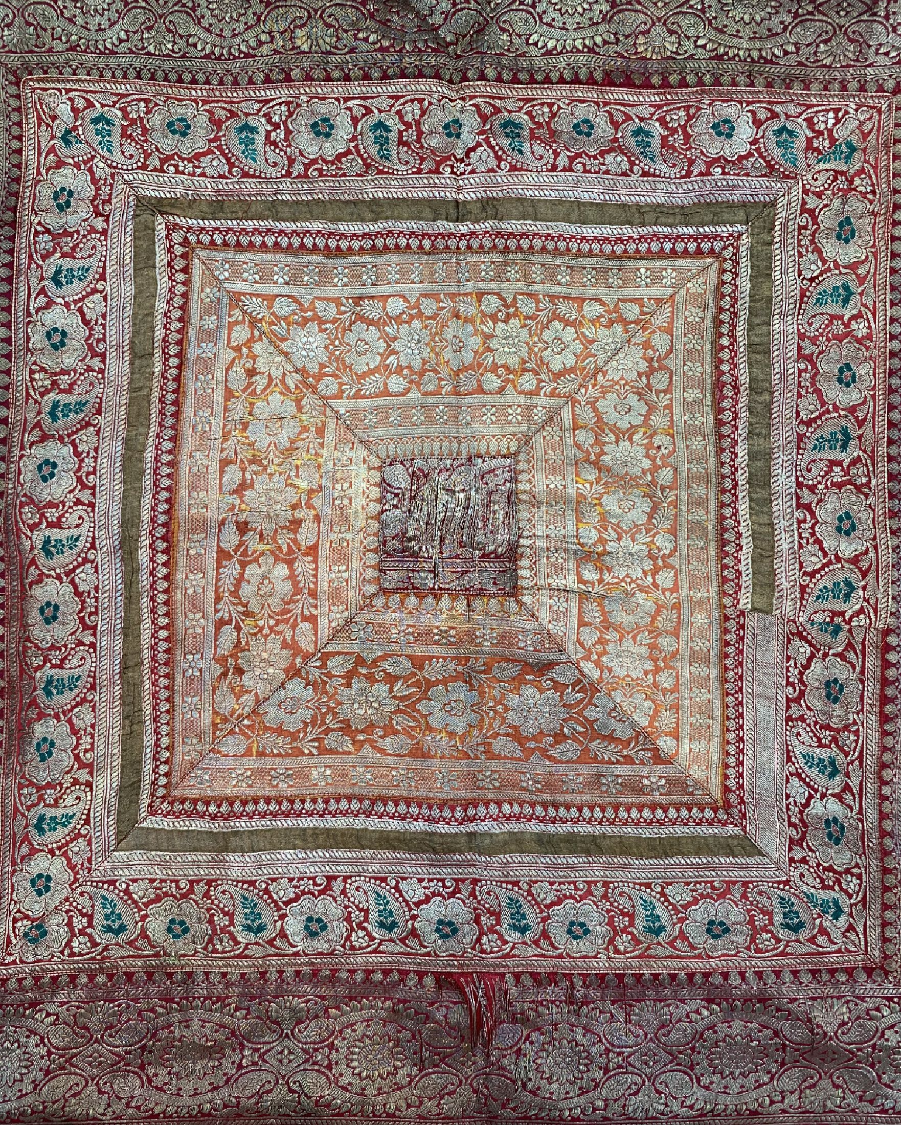 Detail b: Stickerei alt, Indien, um 1950, Seide-Metallstickerei, ca. 102 x 102 cm, EHZ: 4