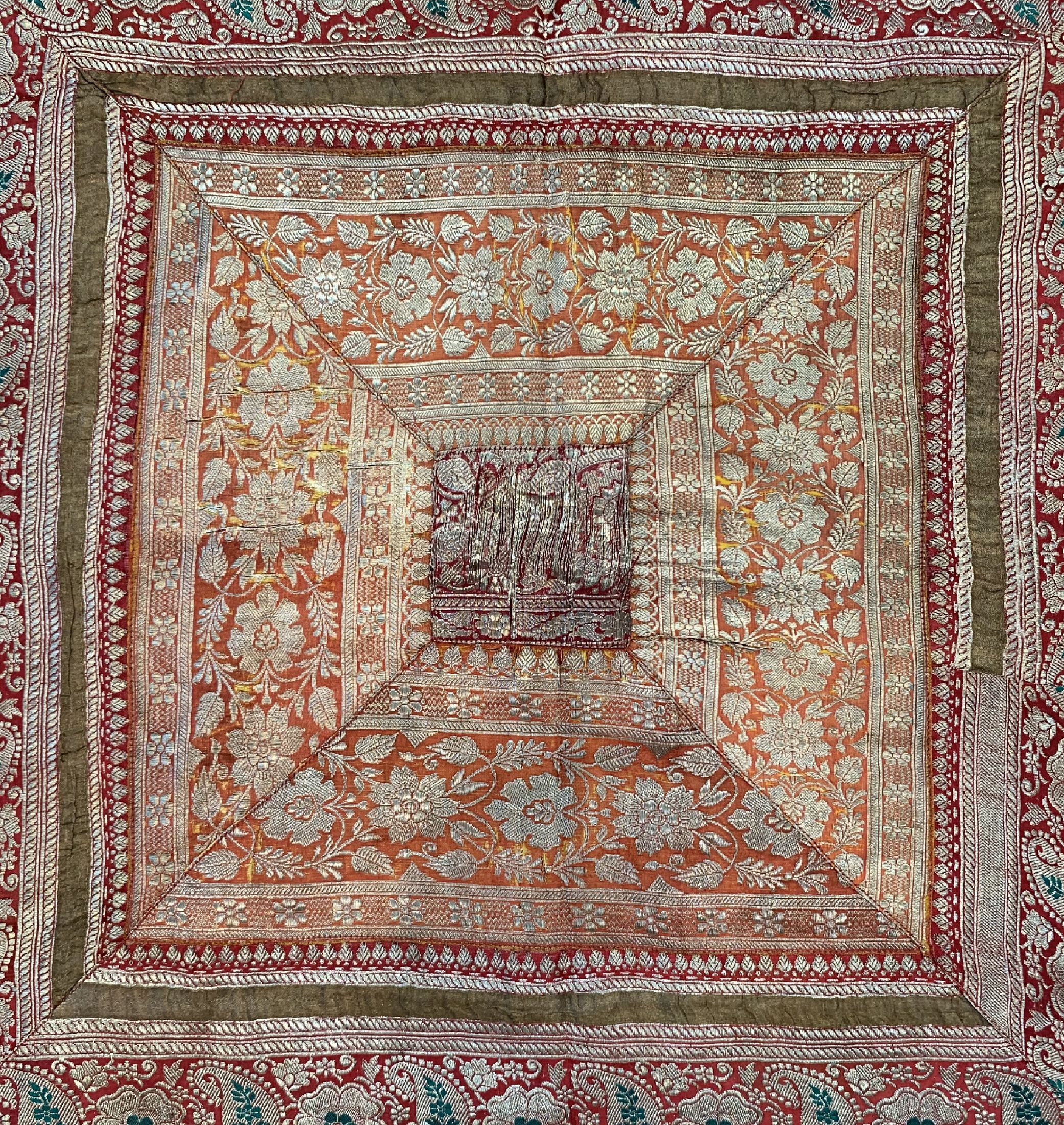 Detail c: Stickerei alt, Indien, um 1950, Seide-Metallstickerei, ca. 102 x 102 cm, EHZ: 4