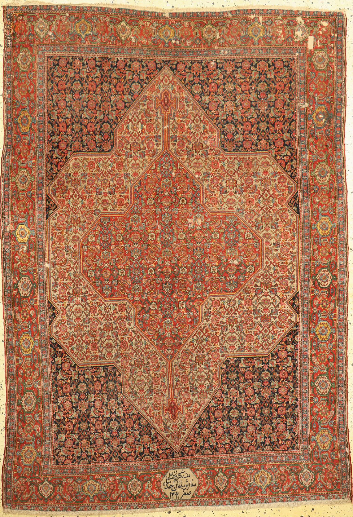 Antiker Senneh Persien, signiert( Senneh Kordestan Auftrag von Sultan Ahmad Shah), datiert 1311(1890), Wolle auf Baumwolle, ca. 204 x 144 cm, EHZ: 4