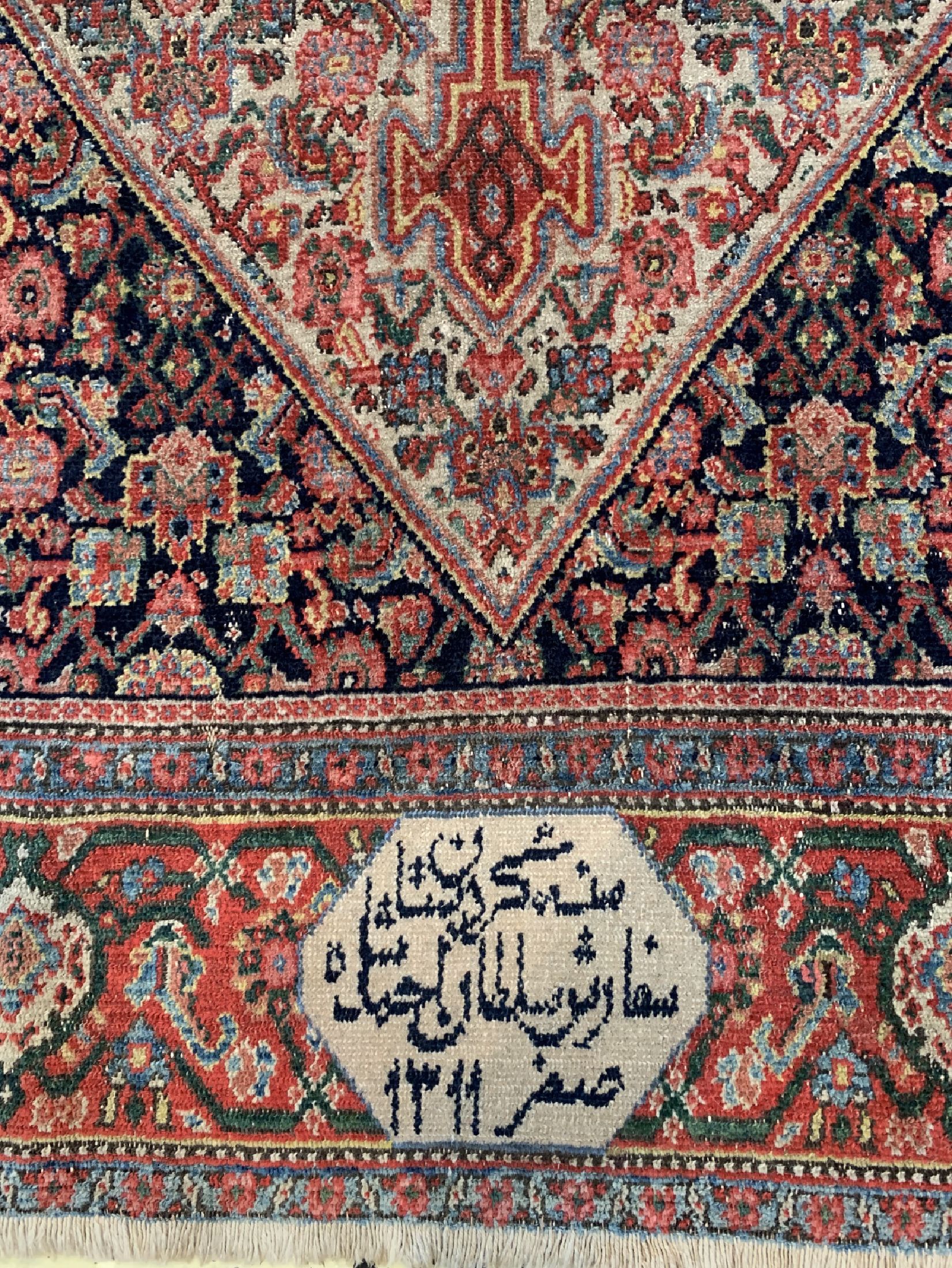 Detail c: Antiker Senneh Persien, signiert( Senneh Kordestan Auftrag von Sultan Ahmad Shah), datiert 1311(1890), Wolle auf Baumwolle, ca. 204 x 144 cm, EHZ: 4