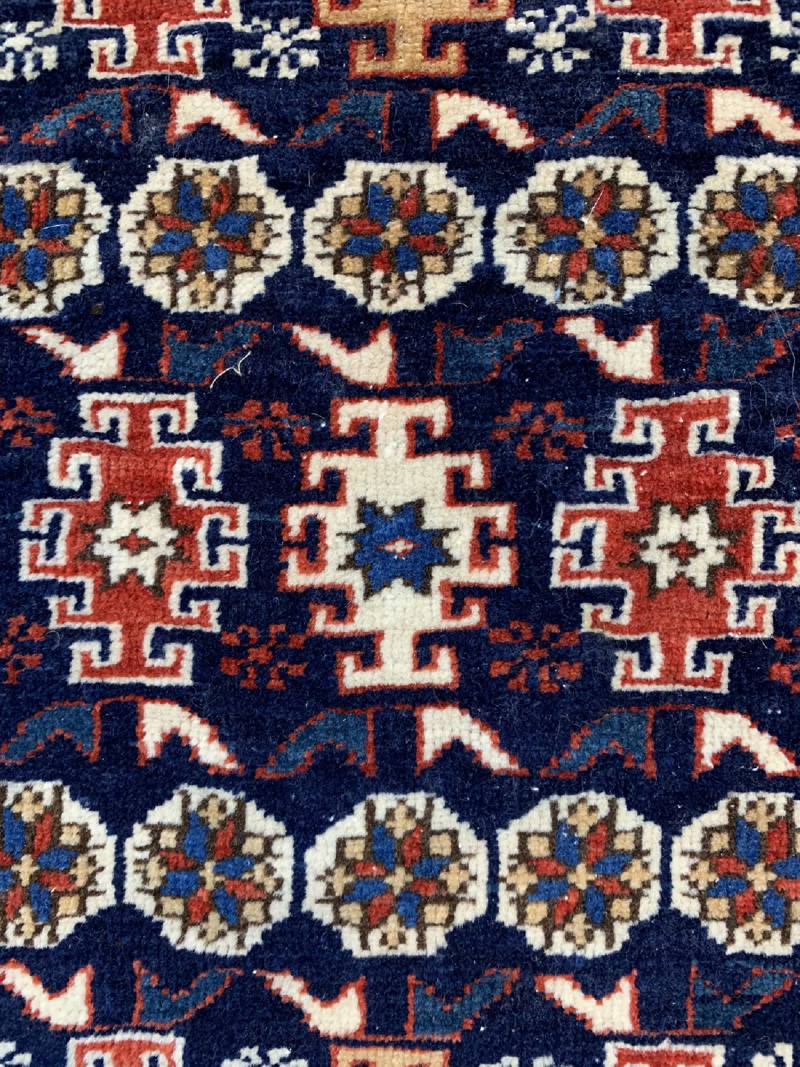 Detail c: Antiker Chichi, Kaukasus, um 1900, Wolle auf Wolle, ca. 135 x 98 cm, EHZ: 2, (Restauriert)