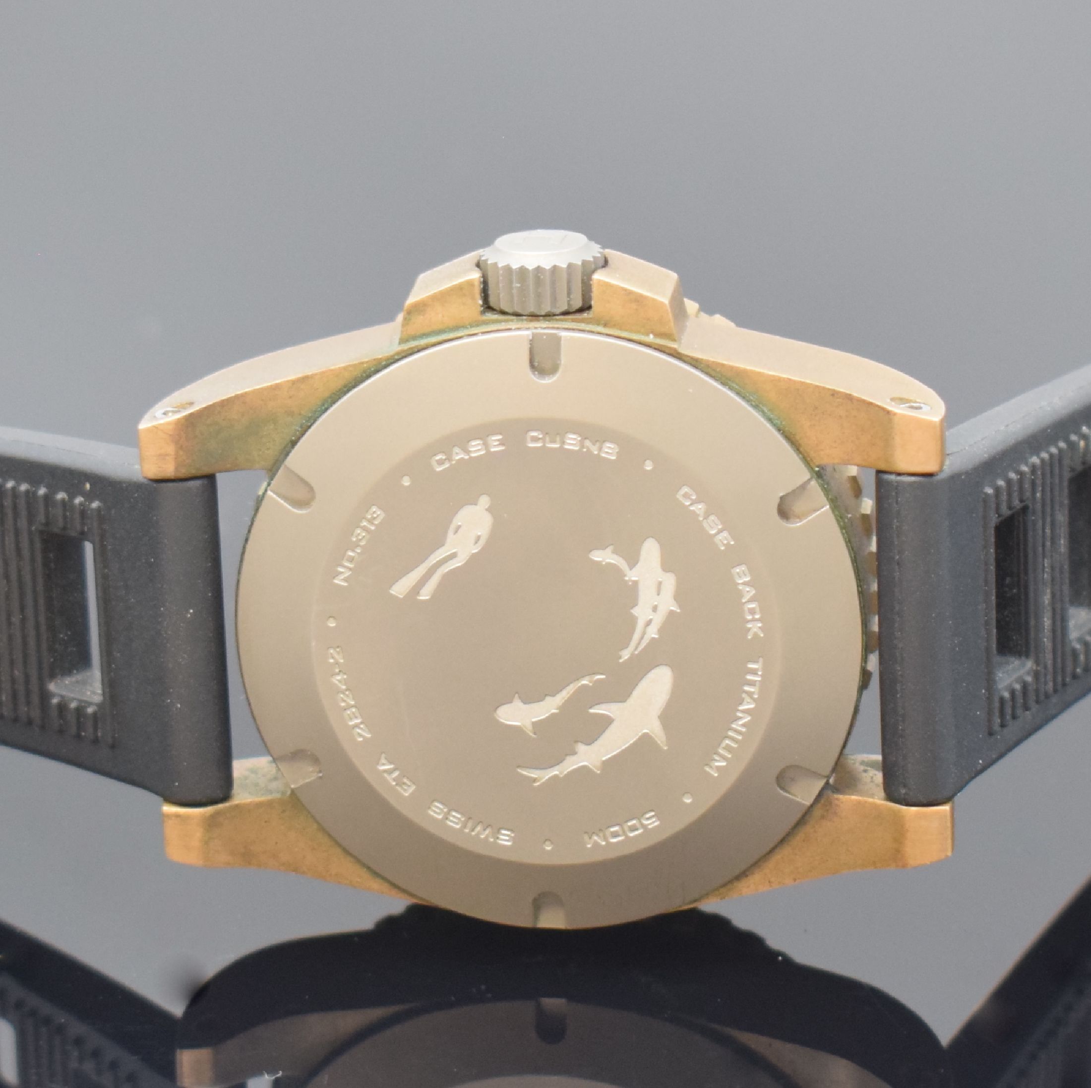 Detail d: HELSON Shark Diver Herrenarmbanduhr in Bronze, Schweiz verk. lt. beil. Garantiekarte 05/2013, Automatik, Titanboden u. Krone verschr., Kautschukband ...