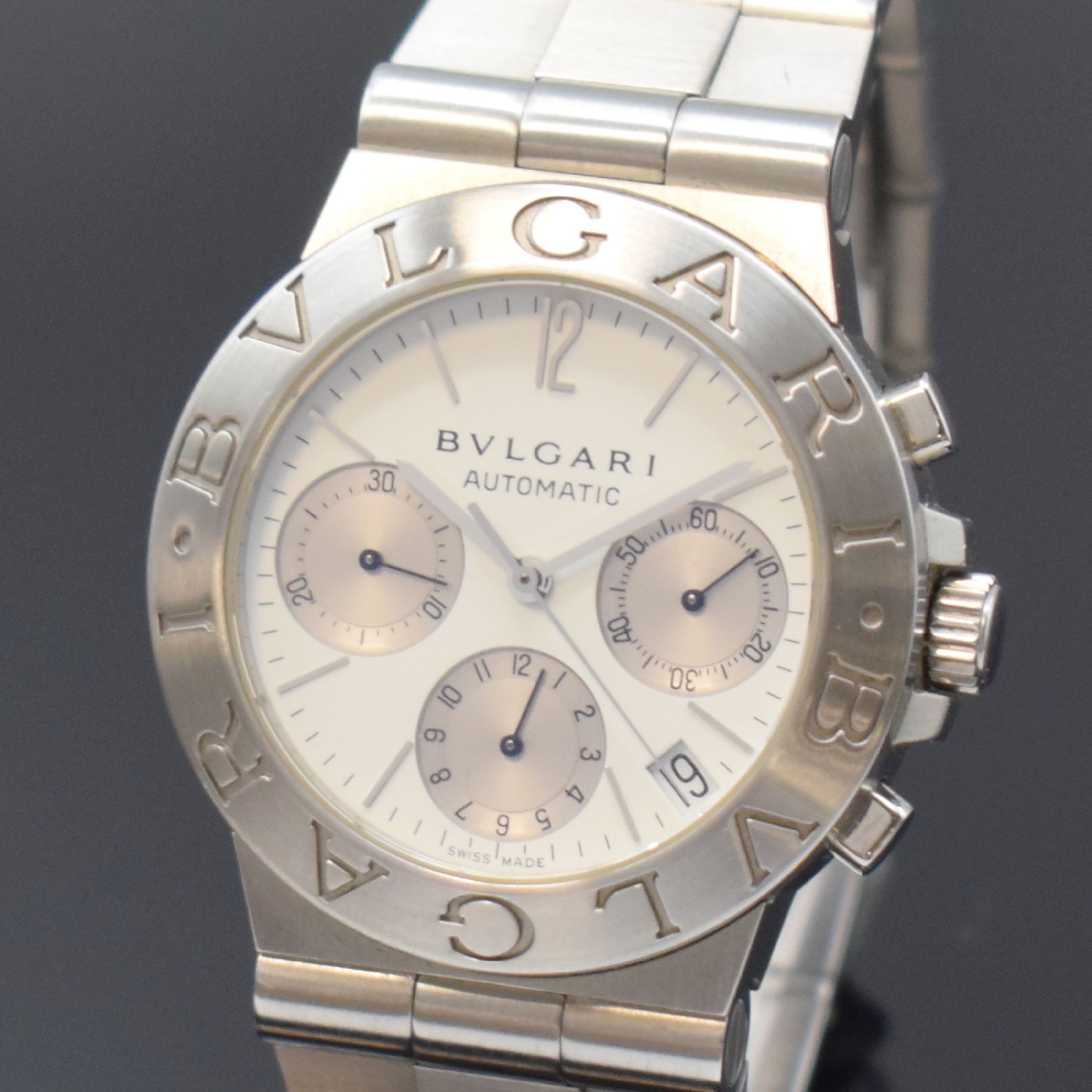 Detail a: BULGARI Diagono Armbandchronograph in Stahl Referenz CH 35 S, Schweiz um 2002, Automatik, Gliederband m. Faltschl., Boden u. Krone verschr., weißes ...