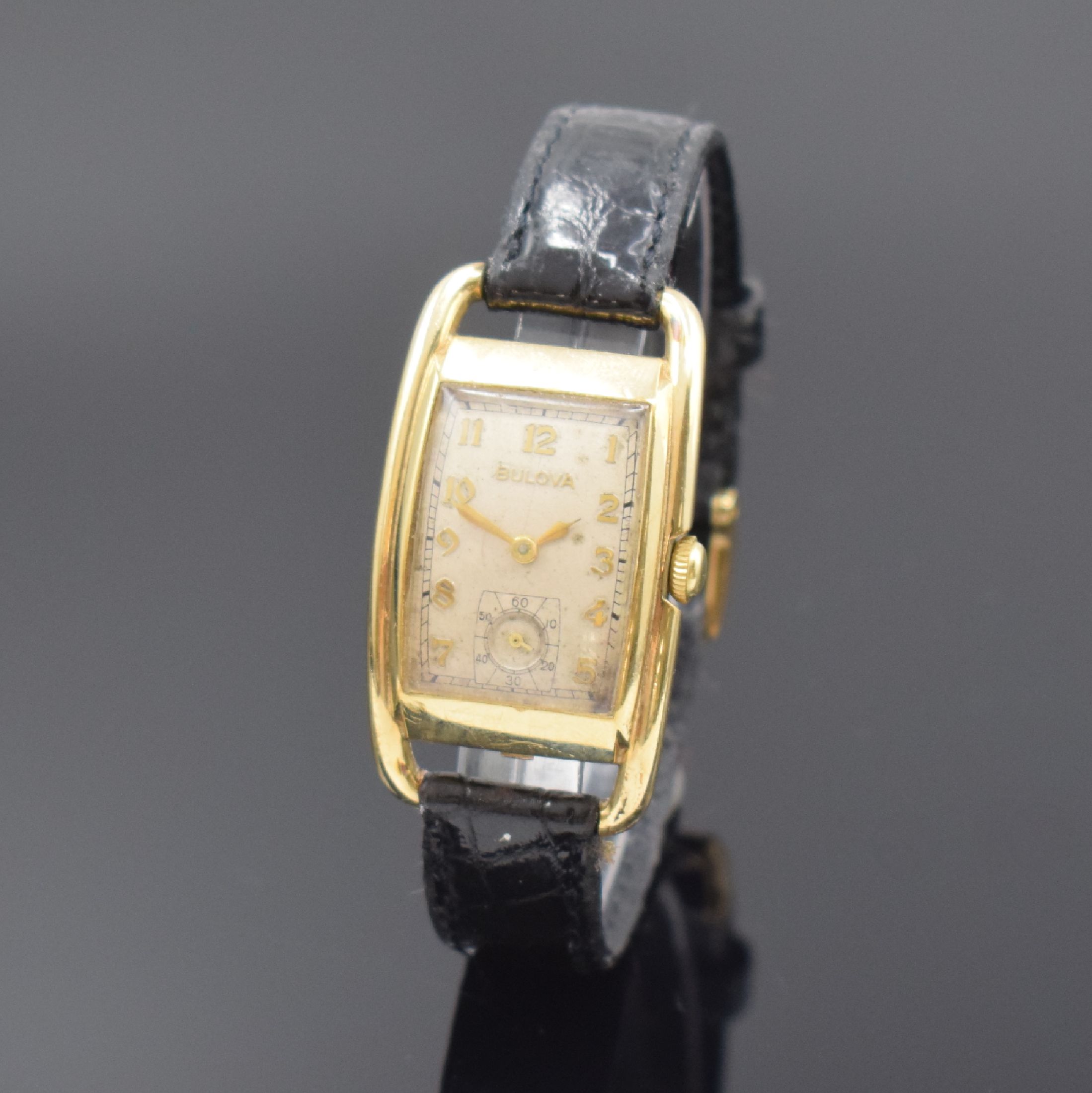 BULOVA "Curvex" rechteckige Armbanduhr, USA um 1940, Handaufzug, gebogenes gold-filled Geh., Boden aufgedr., silb. Zifferbl. pat./fl., ...