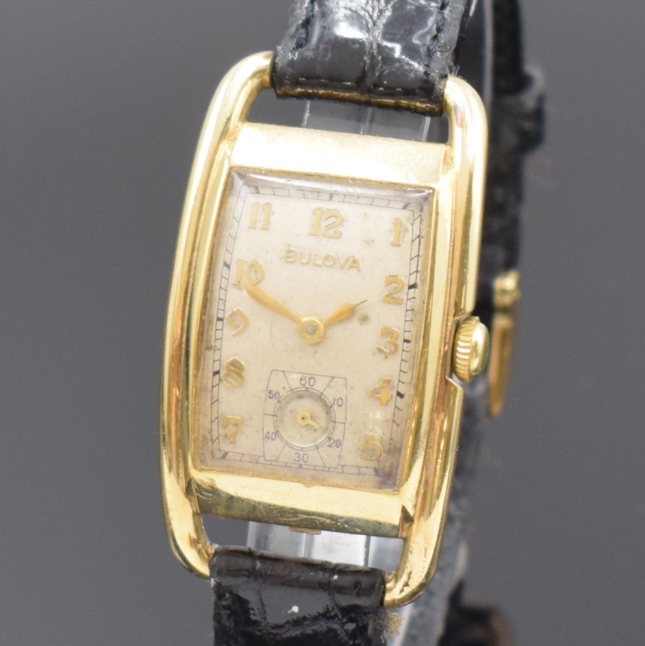 Detail a: BULOVA "Curvex" rechteckige Armbanduhr, USA um 1940, Handaufzug, gebogenes gold-filled Geh., Boden aufgedr., silb. Zifferbl. pat./fl., ...