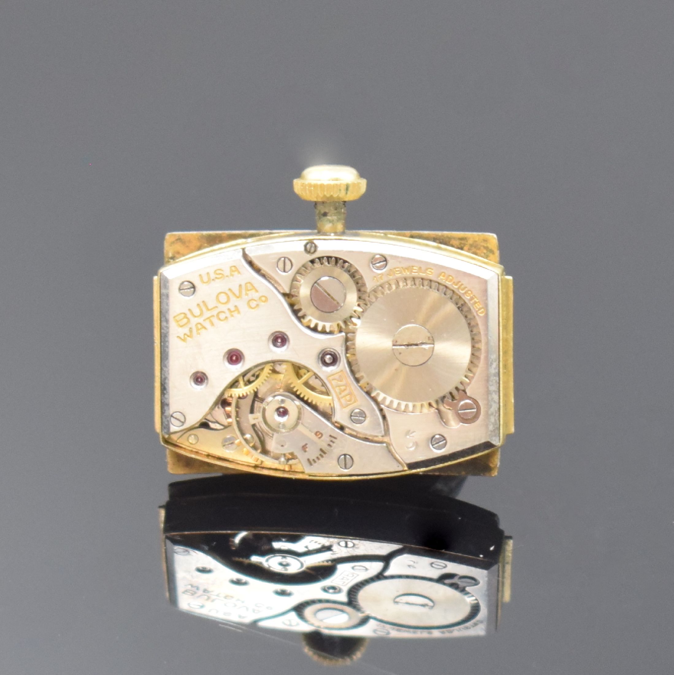 Detail e: BULOVA "Curvex" rechteckige Armbanduhr, USA um 1940, Handaufzug, gebogenes gold-filled Geh., Boden aufgedr., silb. Zifferbl. pat./fl., ...