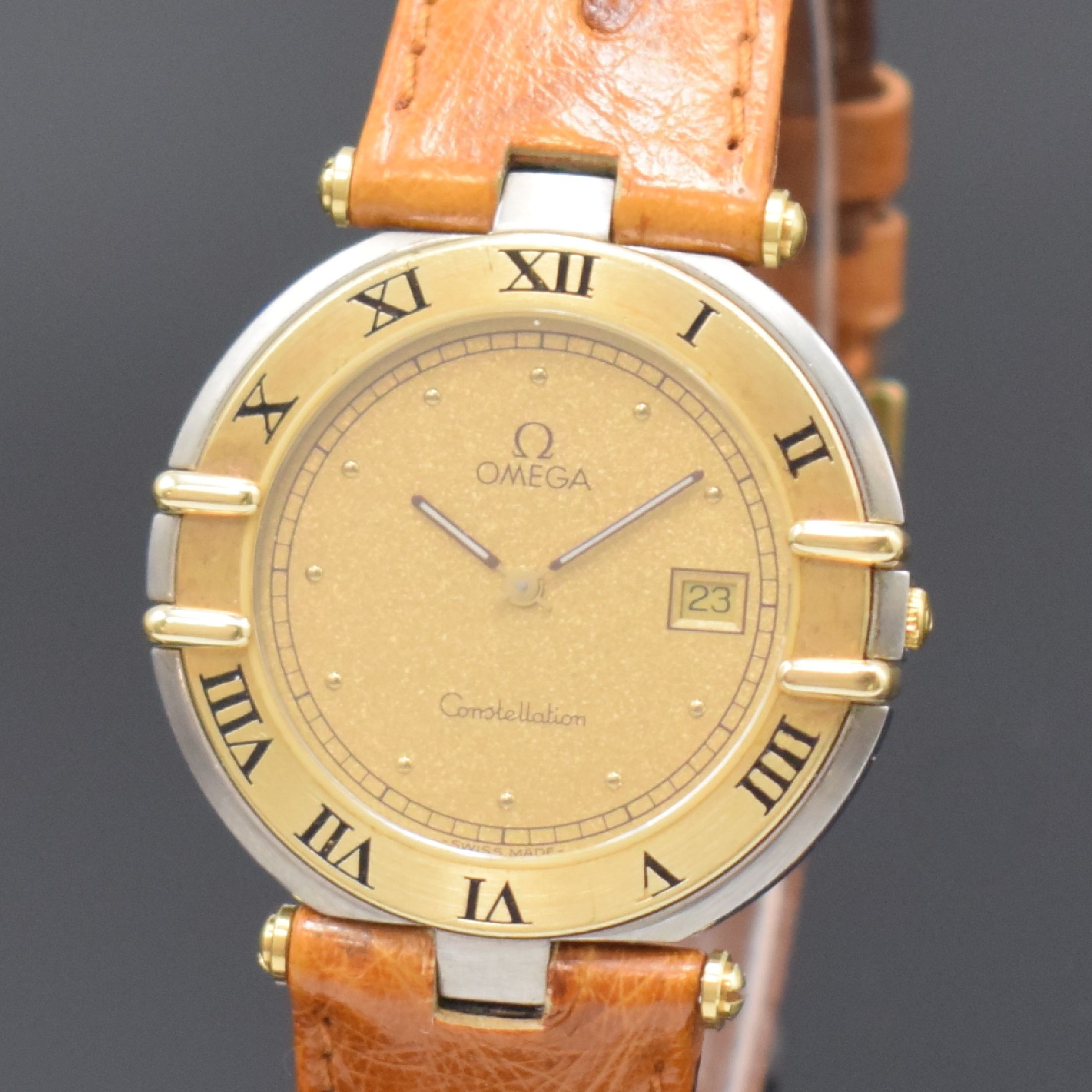 Detail a: OMEGA Constellation Armbanduhr in Stahl/Gold, Schweiz um 1985, quarz, orig. Lederband m. verg. Dornschl., Boden m. Darst. Sternwarte aufgedr., ...