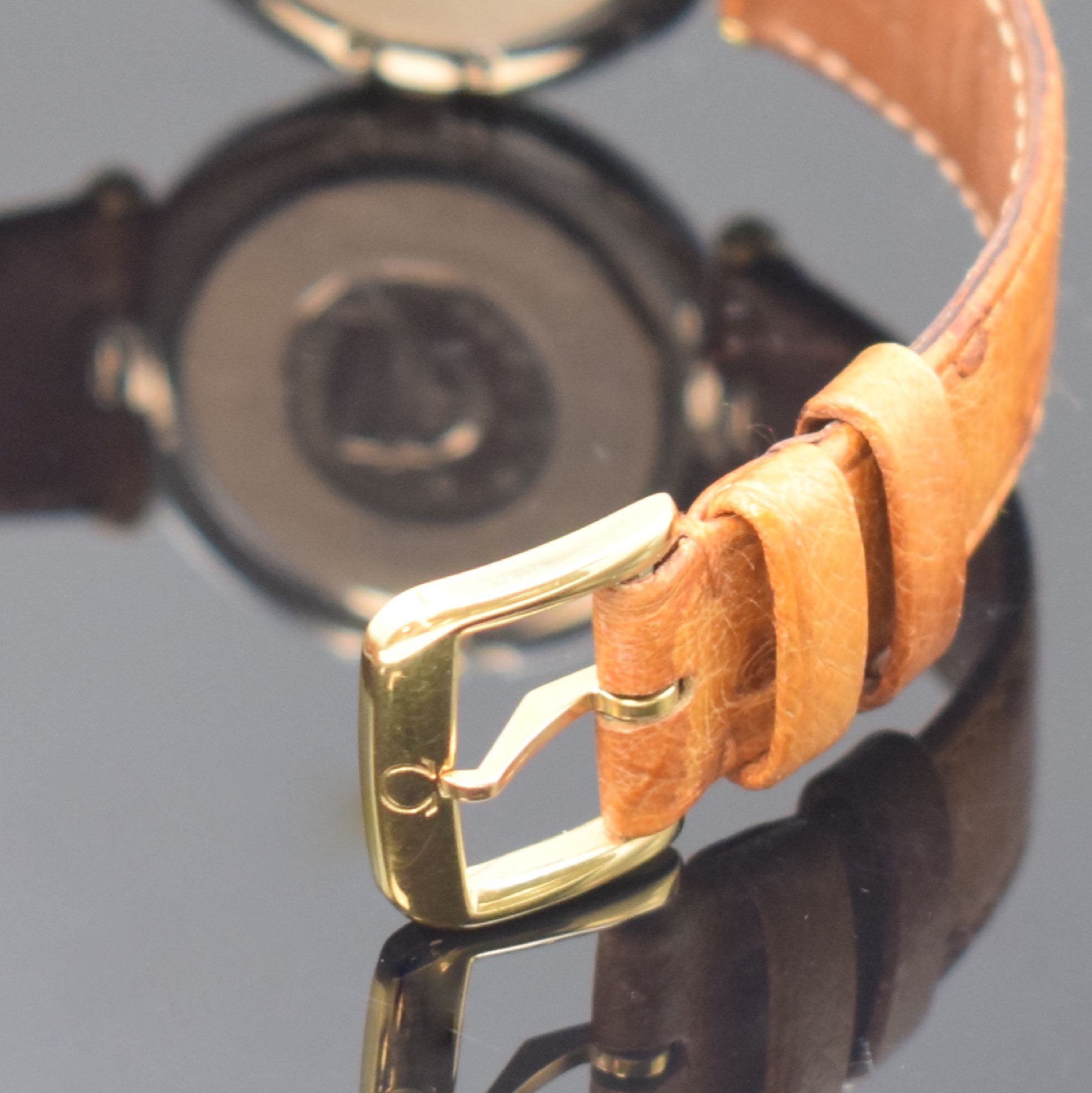 Detail b: OMEGA Constellation Armbanduhr in Stahl/Gold, Schweiz um 1985, quarz, orig. Lederband m. verg. Dornschl., Boden m. Darst. Sternwarte aufgedr., ...