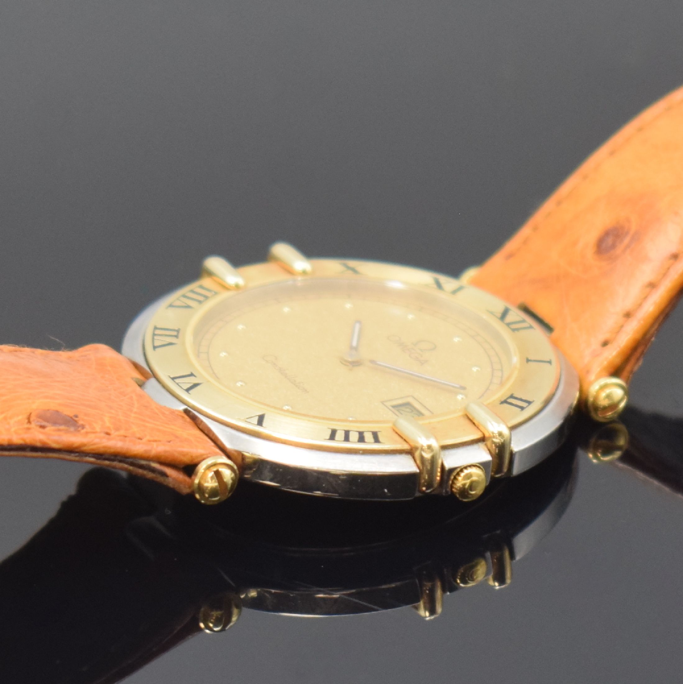 Detail c: OMEGA Constellation Armbanduhr in Stahl/Gold, Schweiz um 1985, quarz, orig. Lederband m. verg. Dornschl., Boden m. Darst. Sternwarte aufgedr., ...