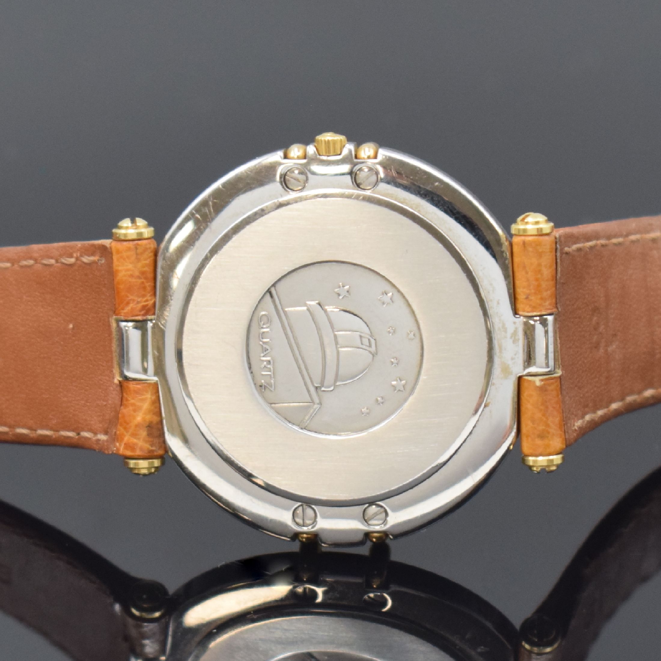 Detail d: OMEGA Constellation Armbanduhr in Stahl/Gold, Schweiz um 1985, quarz, orig. Lederband m. verg. Dornschl., Boden m. Darst. Sternwarte aufgedr., ...