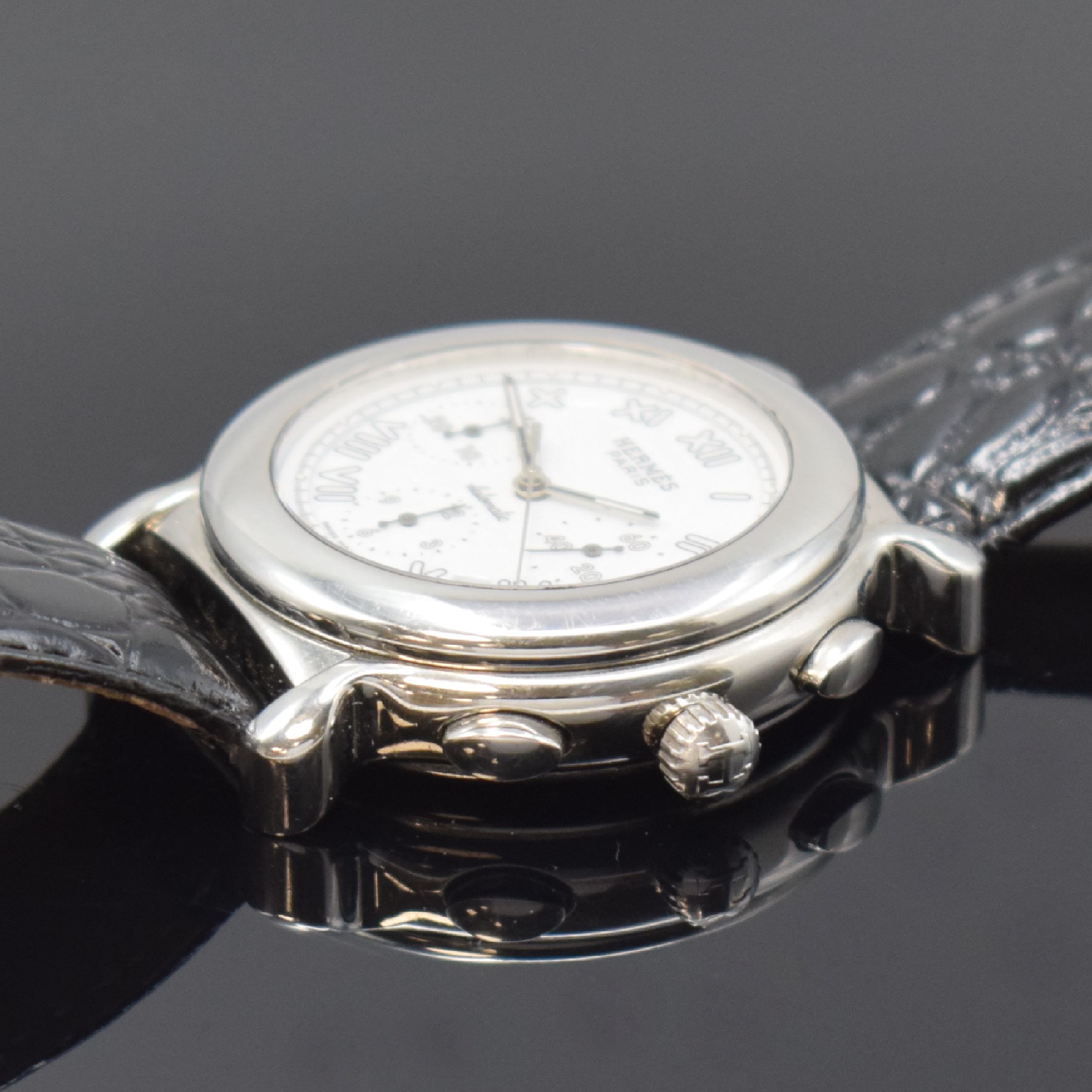 Detail b: HERMES Kepler Herrenchronograph in Stahl Referenz KP1.910, Schweiz um 2000, Automatik, beids. vergl. Geh., Boden 8-fach verschr., weißes Zifferbl. ...