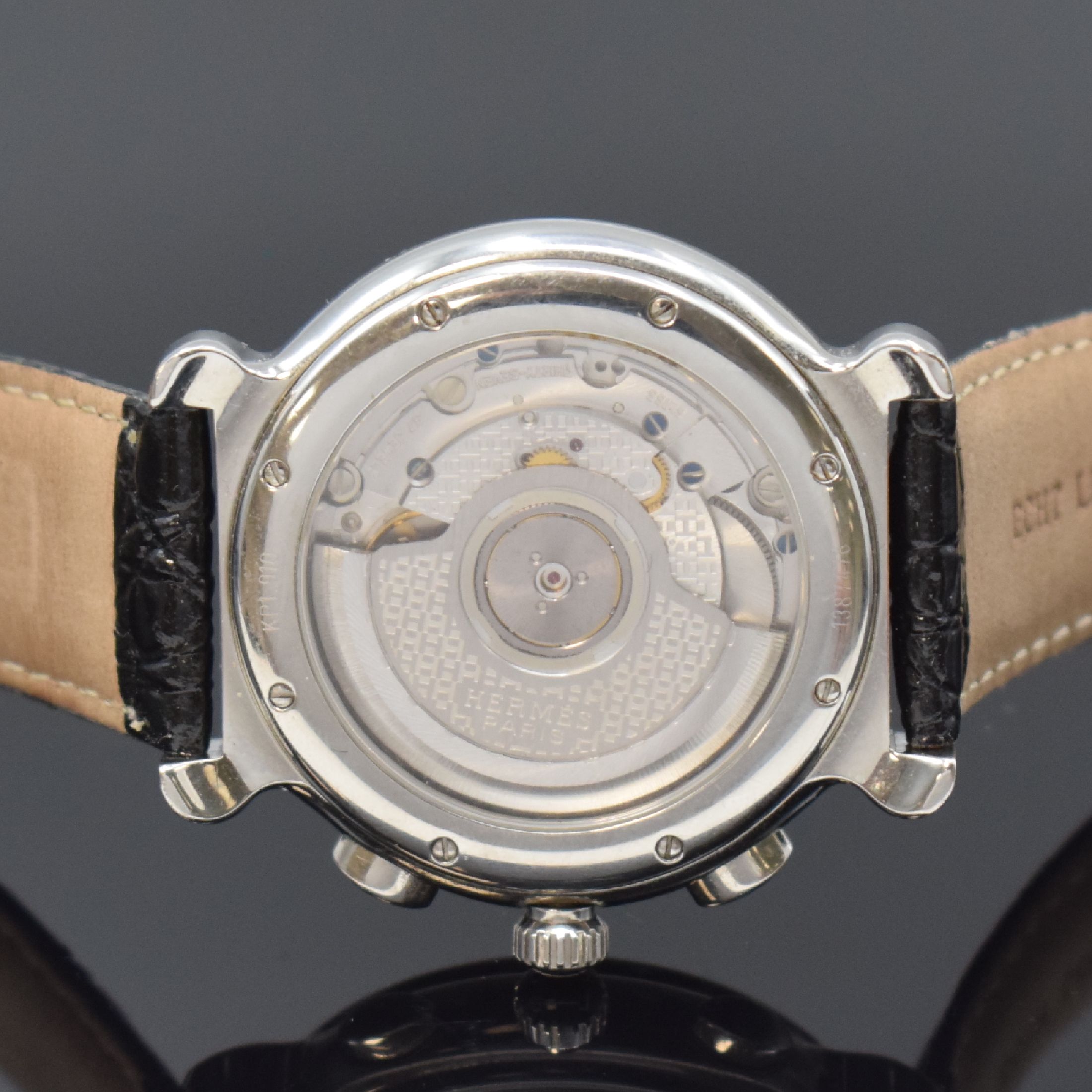 Detail d: HERMES Kepler Herrenchronograph in Stahl Referenz KP1.910, Schweiz um 2000, Automatik, beids. vergl. Geh., Boden 8-fach verschr., weißes Zifferbl. ...