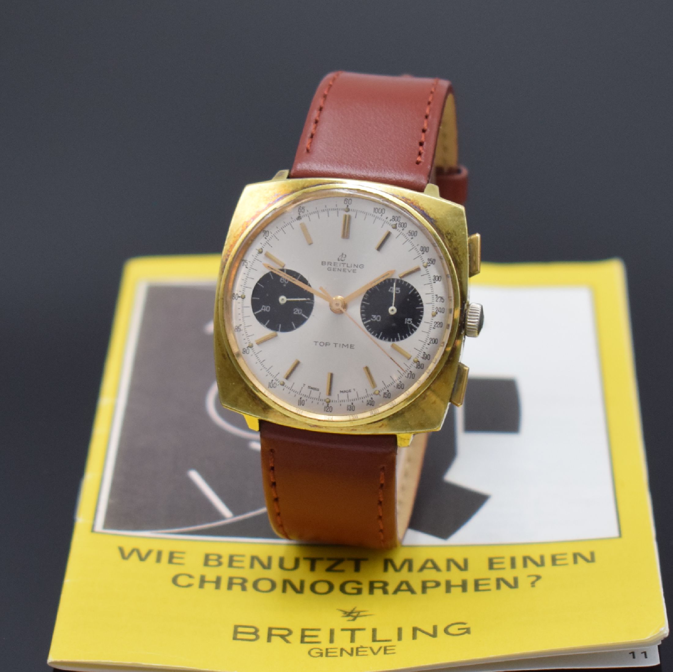 BREITLING Top Time Herrenchronograph Referenz 2008, Schweiz um 1966, Handaufzug, verg. Geh. m. gedr. Stahlboden, silb. Zifferbl. m. schwarzen ...