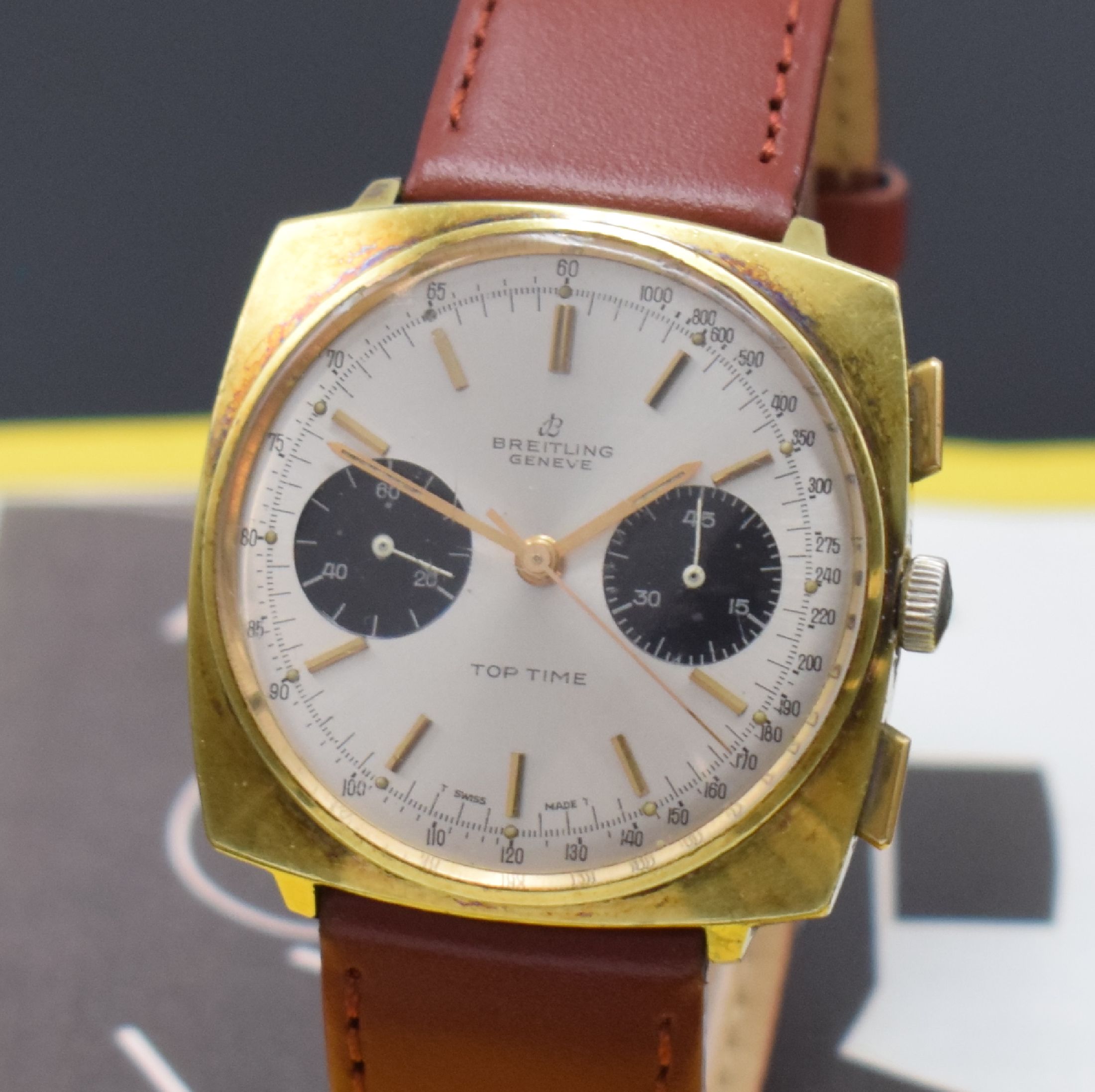 Detail a: BREITLING Top Time Herrenchronograph Referenz 2008, Schweiz um 1966, Handaufzug, verg. Geh. m. gedr. Stahlboden, silb. Zifferbl. m. schwarzen ...