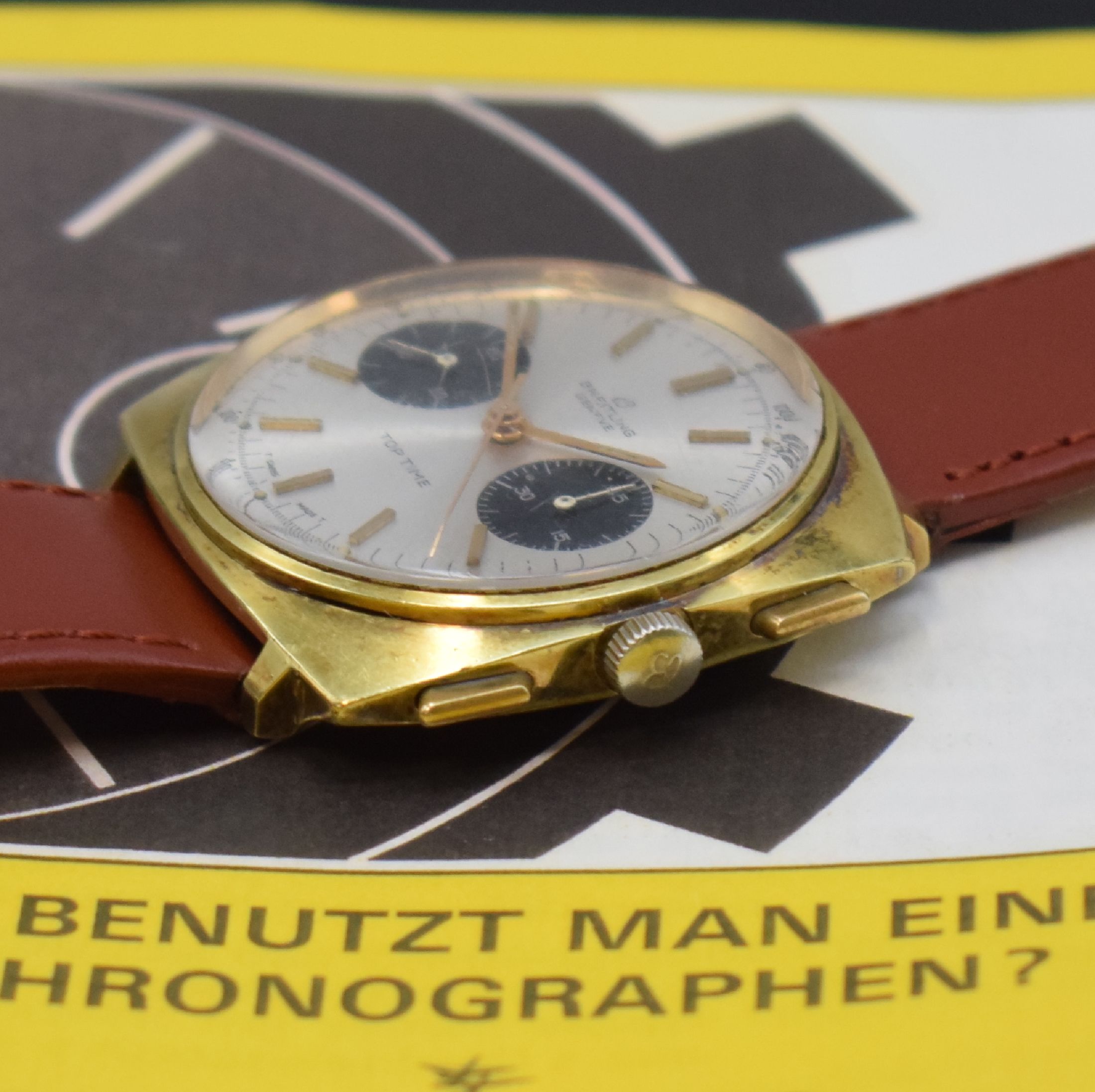 Detail b: BREITLING Top Time Herrenchronograph Referenz 2008, Schweiz um 1966, Handaufzug, verg. Geh. m. gedr. Stahlboden, silb. Zifferbl. m. schwarzen ...