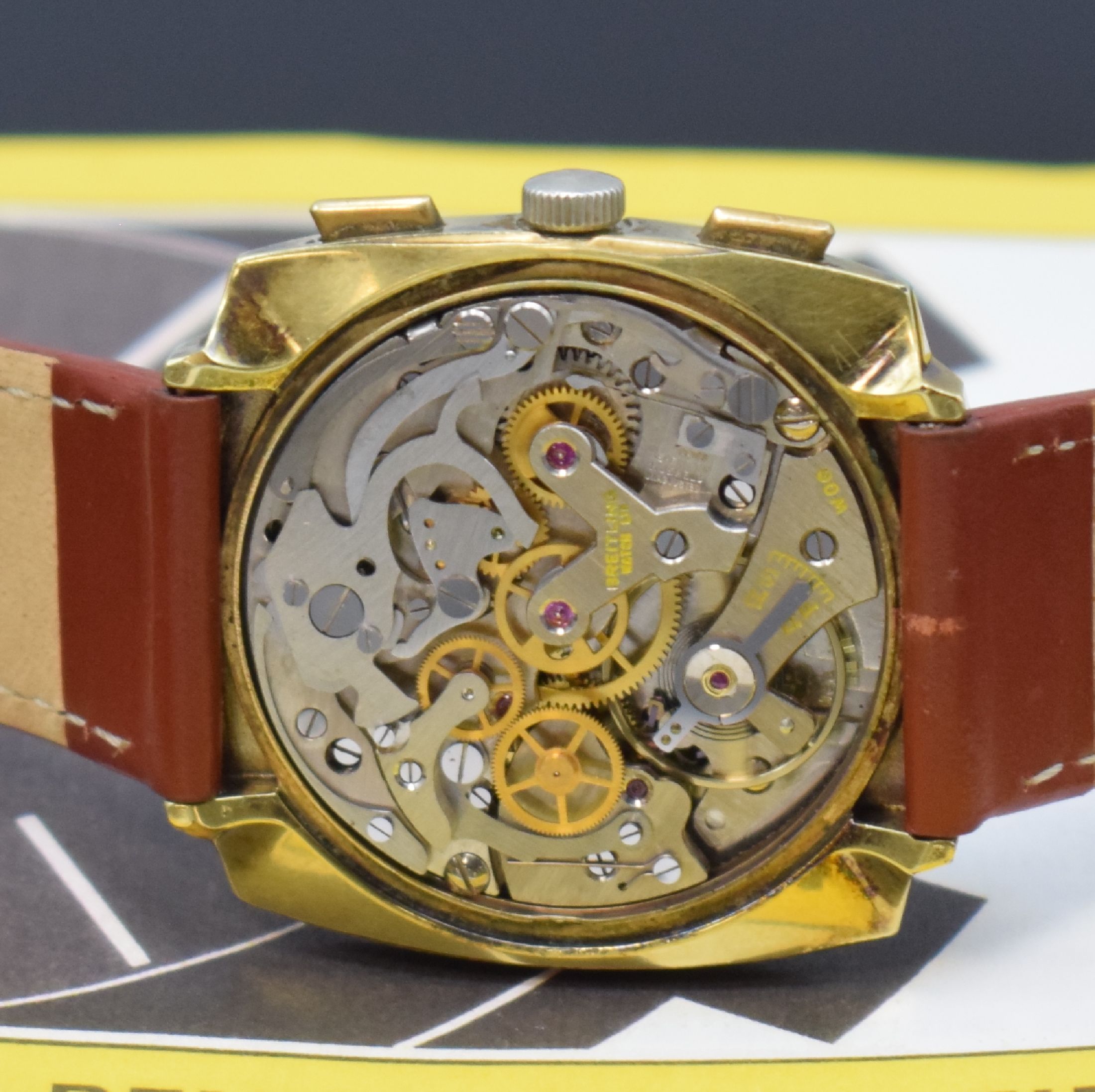 Detail d: BREITLING Top Time Herrenchronograph Referenz 2008, Schweiz um 1966, Handaufzug, verg. Geh. m. gedr. Stahlboden, silb. Zifferbl. m. schwarzen ...