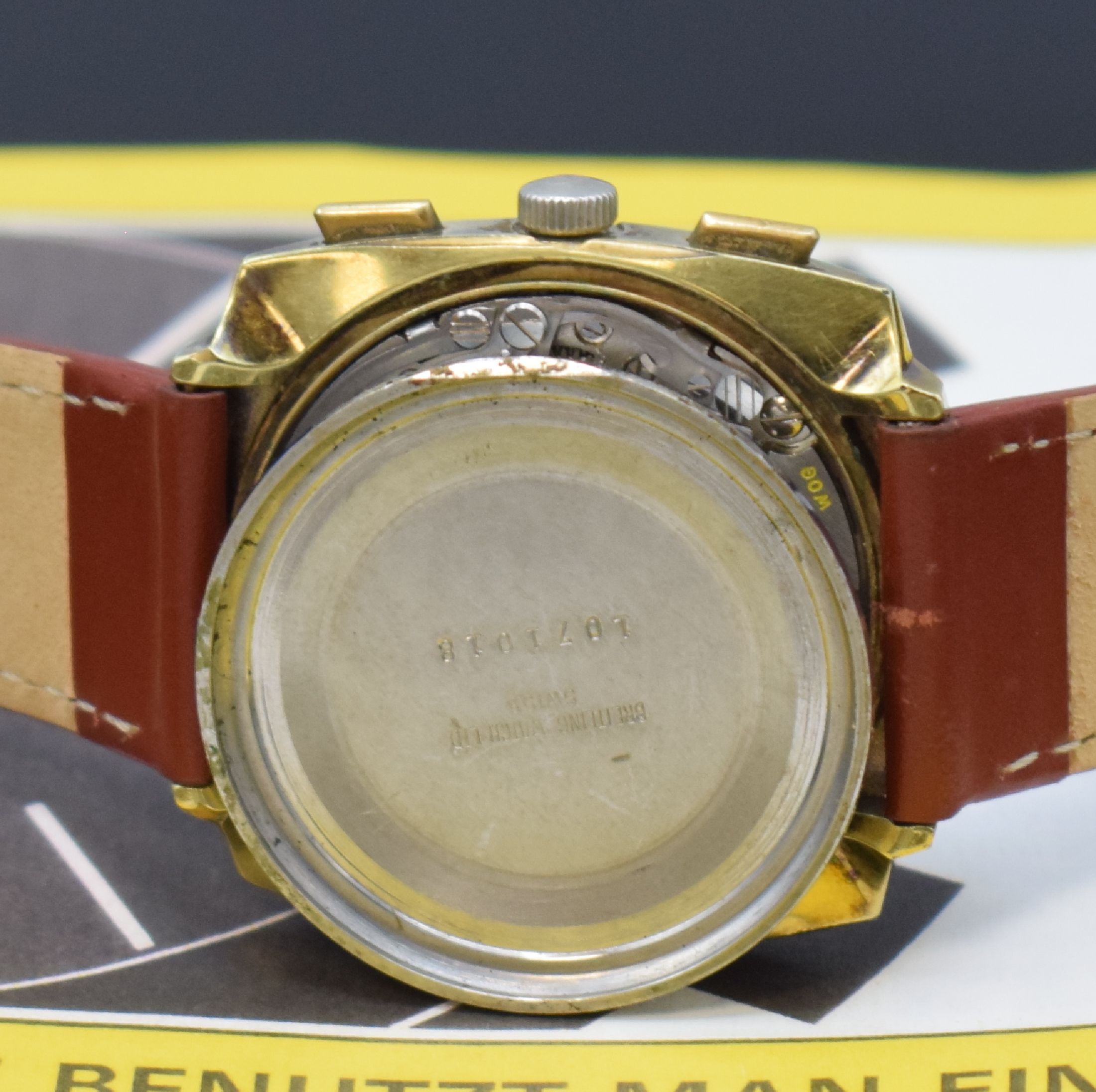 Detail e: BREITLING Top Time Herrenchronograph Referenz 2008, Schweiz um 1966, Handaufzug, verg. Geh. m. gedr. Stahlboden, silb. Zifferbl. m. schwarzen ...