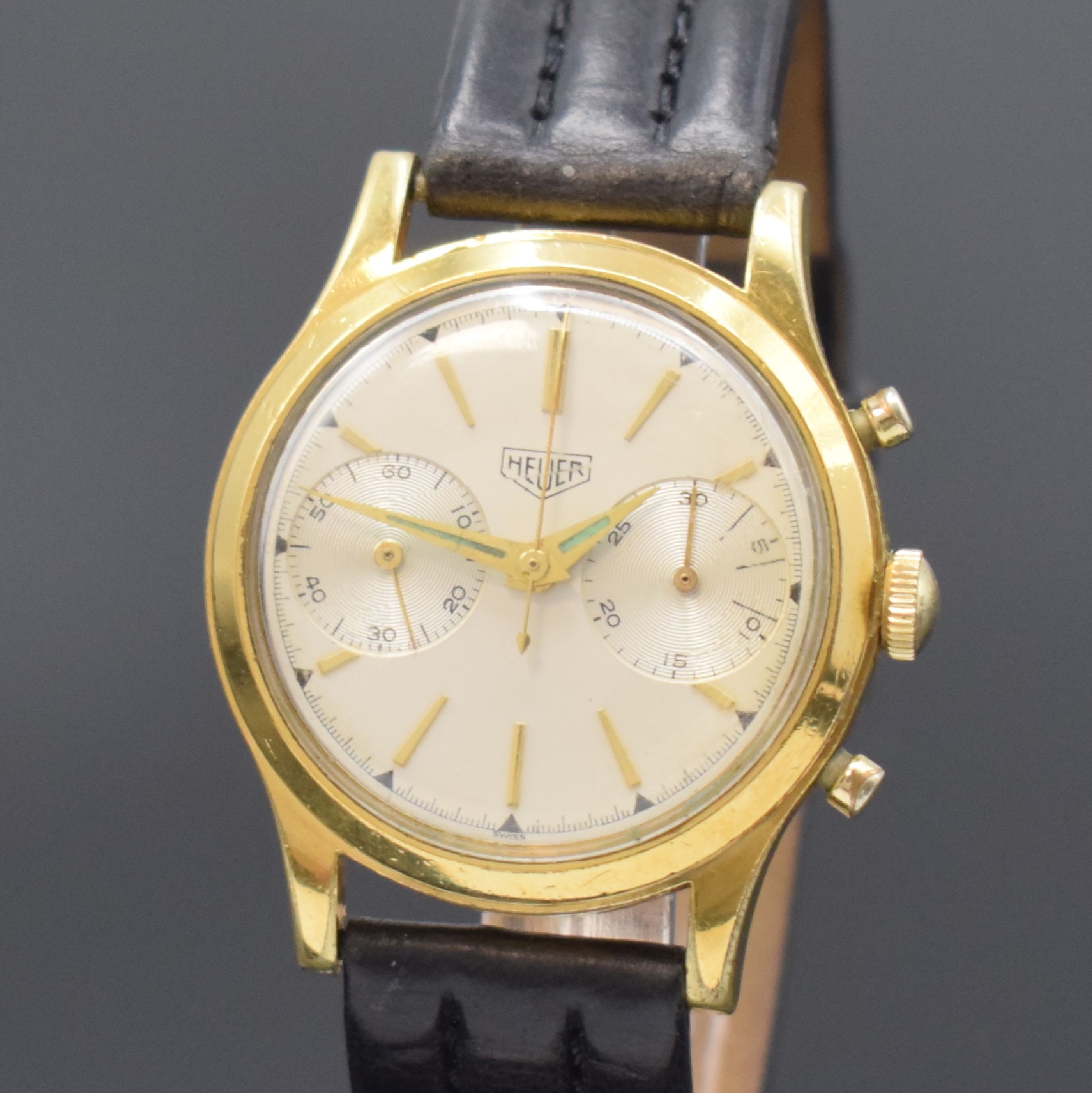 Detail a: HEUER Schaltradchronograph im vergoldeten Gehäuse, Schweiz um 1965, Handaufzug, Geh. m. verschr. Stahlboden, silb. orig. Zifferbl., gold. Indizes u. ...