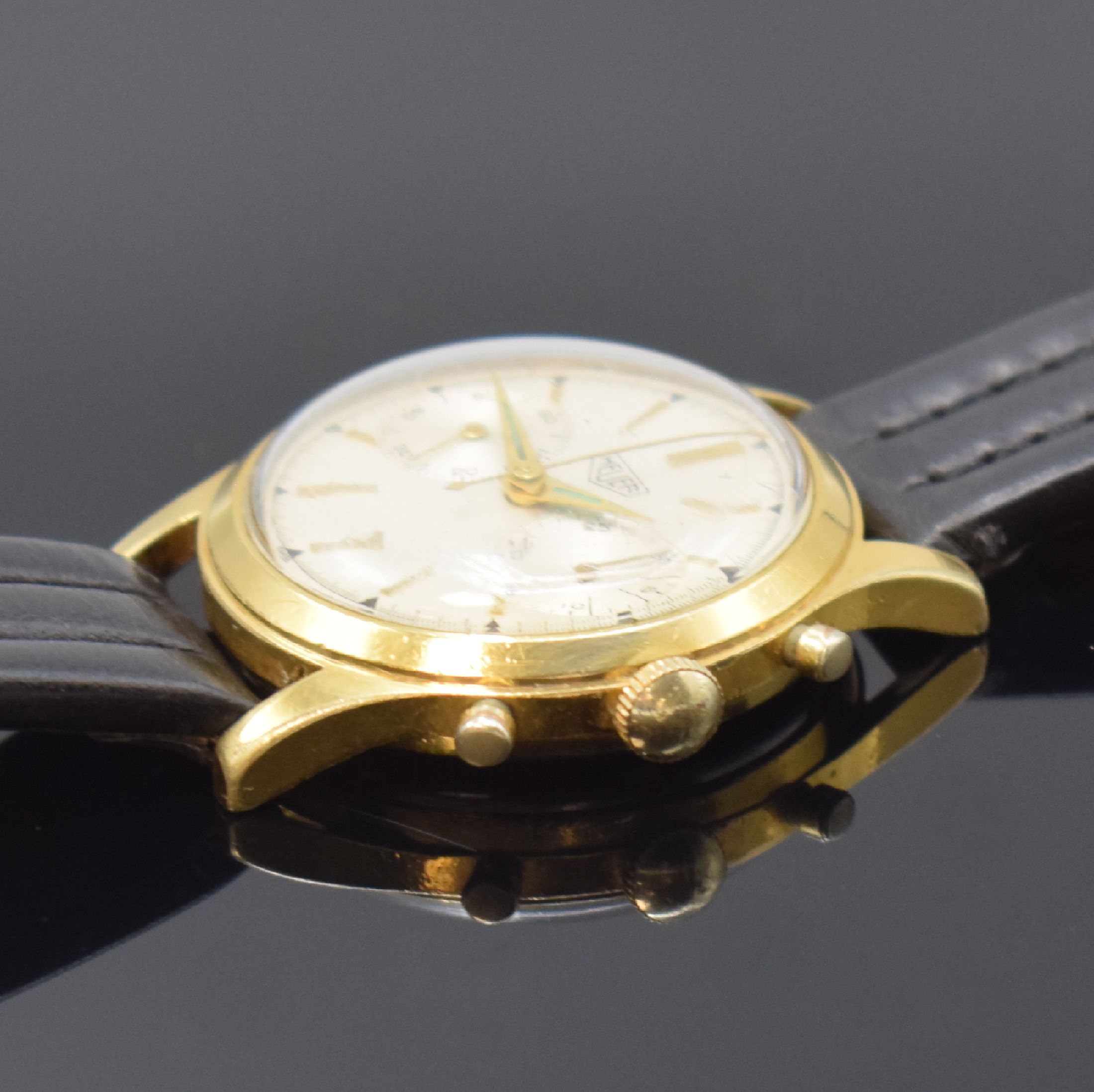Detail b: HEUER Schaltradchronograph im vergoldeten Gehäuse, Schweiz um 1965, Handaufzug, Geh. m. verschr. Stahlboden, silb. orig. Zifferbl., gold. Indizes u. ...