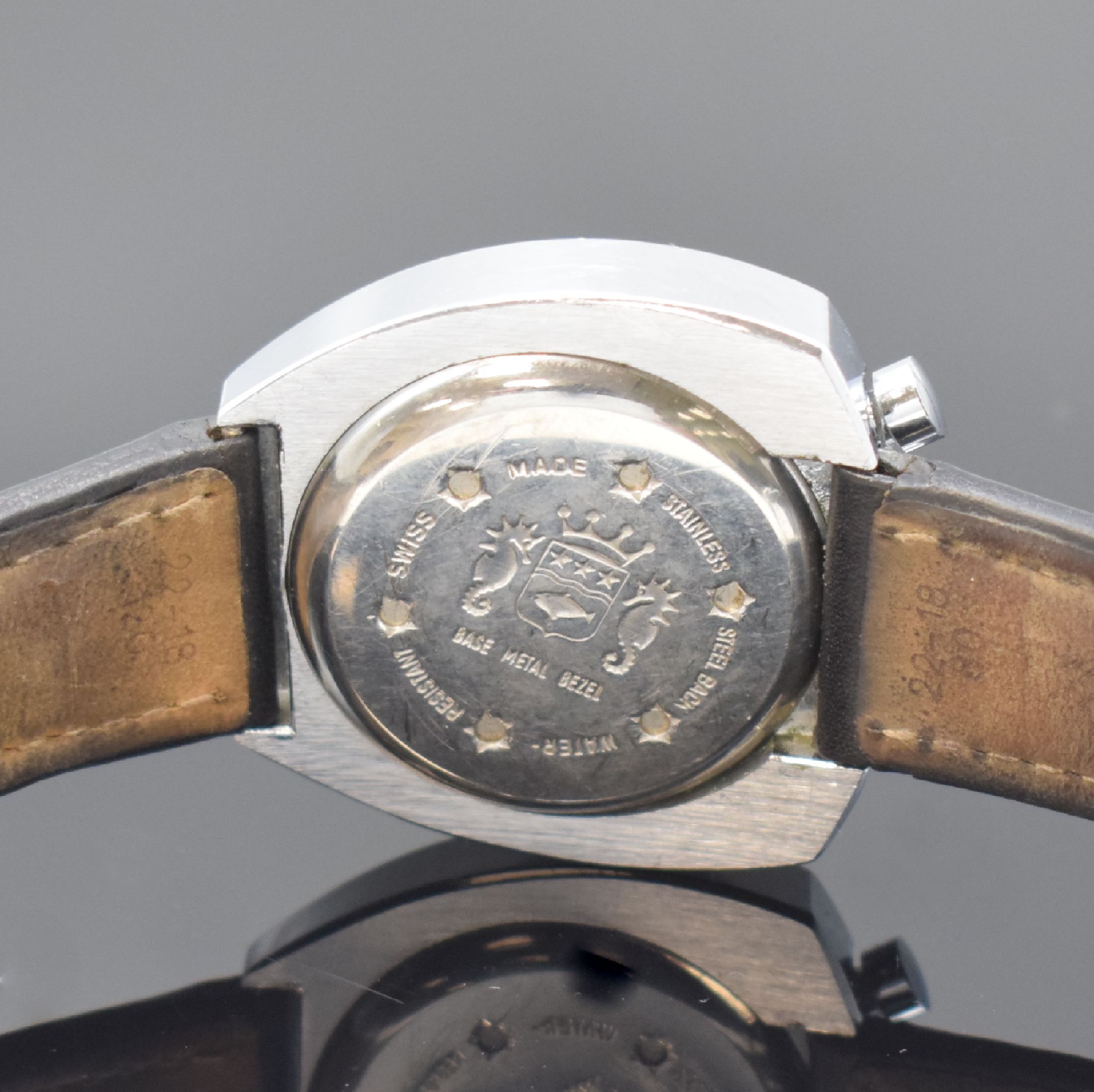 Detail b: SICURA Bullhead ausgefallener Armbandchronograph, Schweiz um 1975, Handaufzug, verchr. Geh., Stahlboden verschr., Drücker u. Krone b. 12, ...