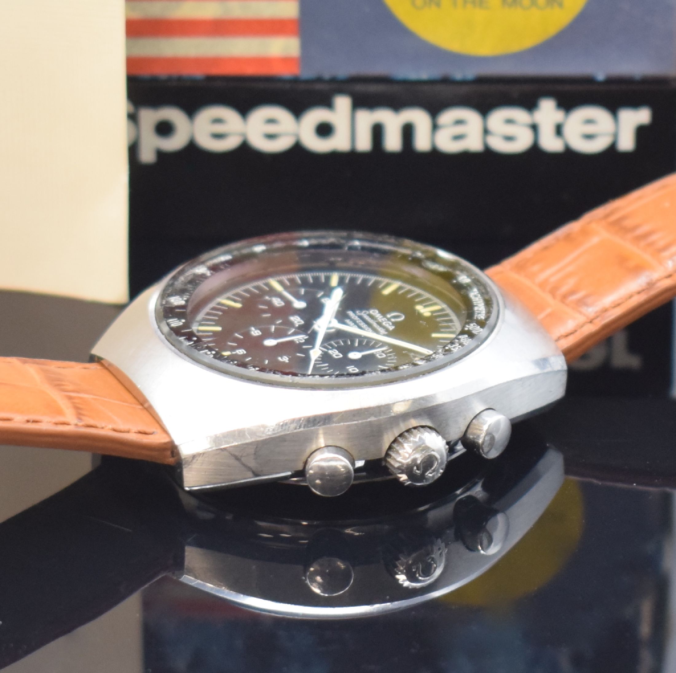 Detail b: OMEGA Speedmaster Mk II Herrenchronograph in Stahl Referenz 145.014 mit seltener original MOON-CRATER-BOX, Schweiz verk. lt. orig. Papier 12/1969, ...