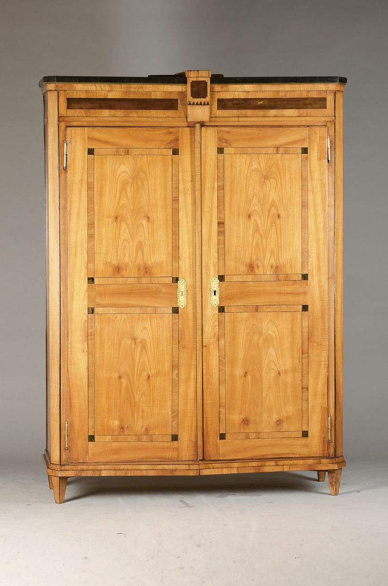 Spaltschrank, Louis-Seize, süddeutsch, um 1800, Kirschbaumfurnier, feine Bandeinlagen im dunklem Hartholz, auf spitzen Beinen, ebonisiert, ca. 194 x ...