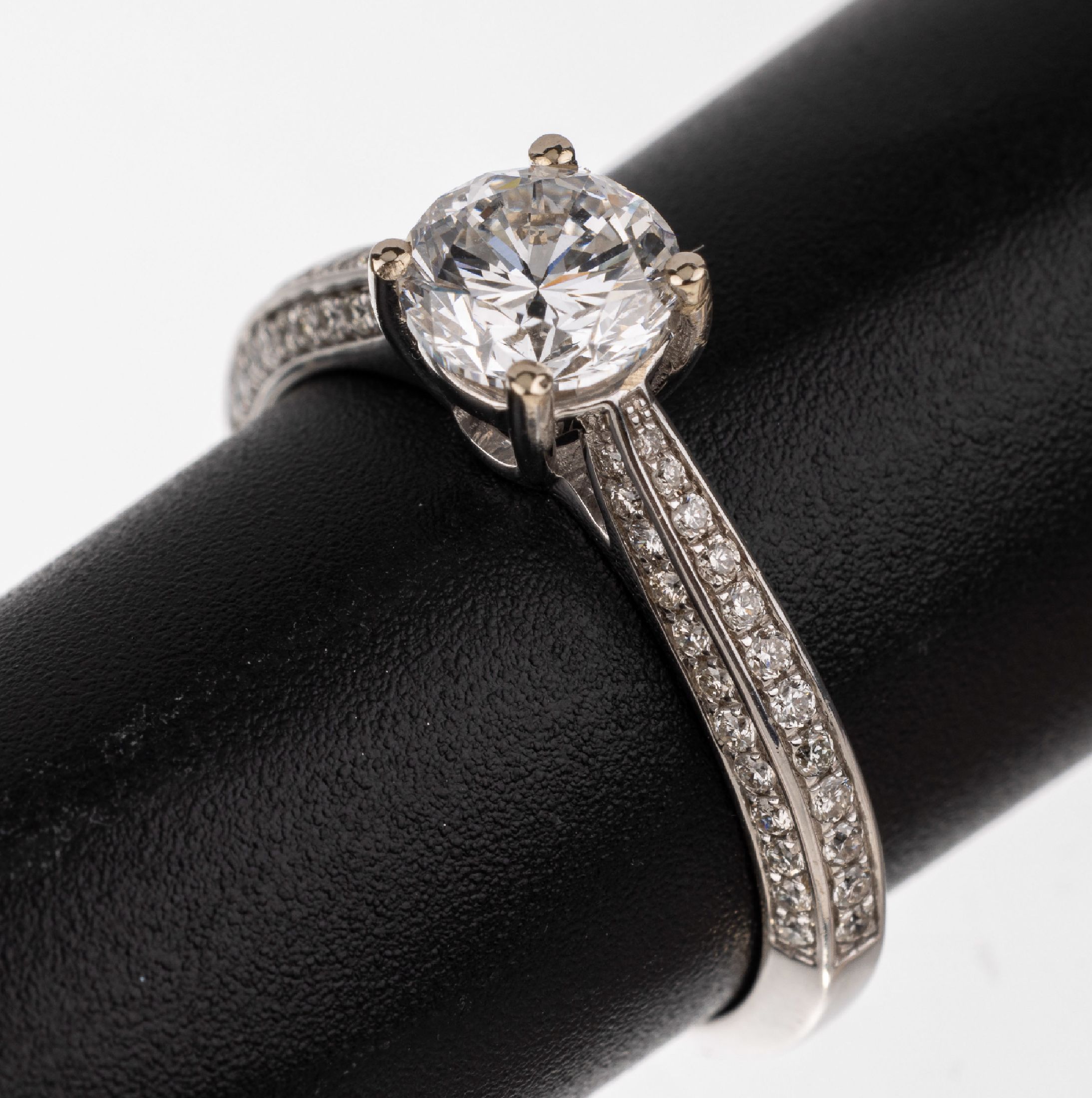 18 kt Gold Brillant Ring, WG 750/000, mittlerer Brillant 1.01 ct hochfeines Weiß(E)/vs1, seitl. Brillanten zus. ca. 0.37 ct ...
