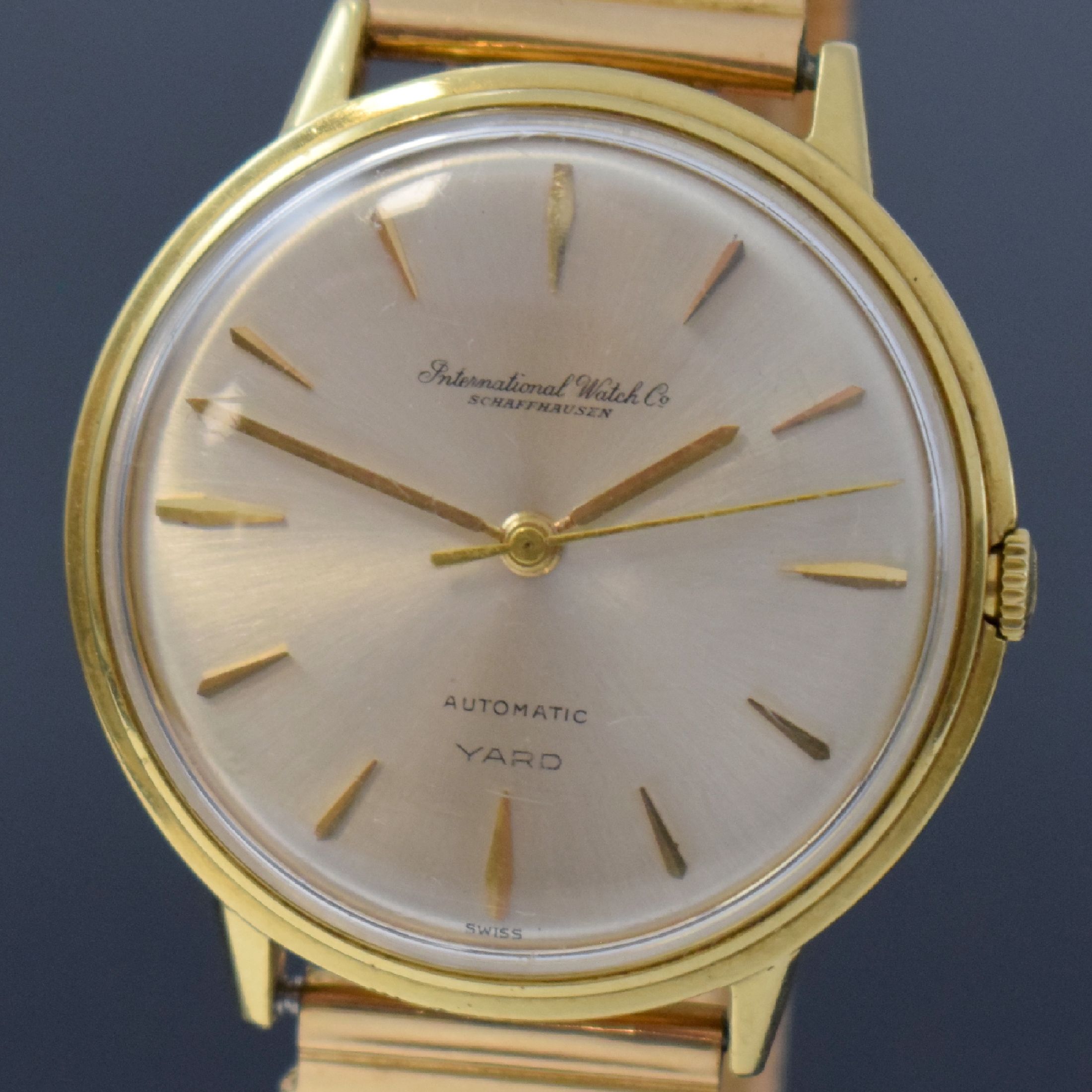 Detail a: IWC Automatic Yard Armbanduhr in GG 750/000 am neutralen Goldband in RG 750/000, Schweiz um 1960, 2-tlg. Geh., Boden aufgedr., orig. Krone, silb. ...