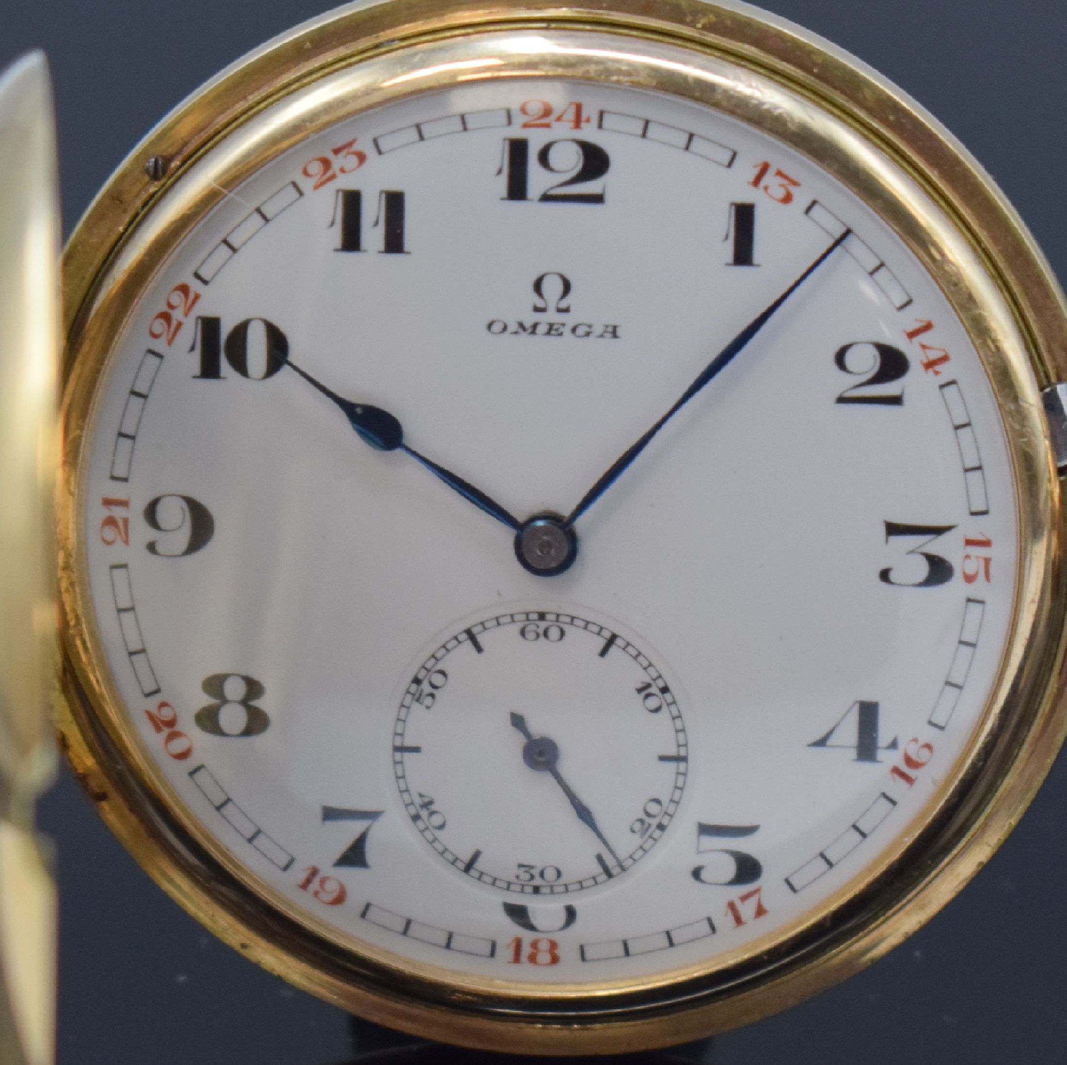Detail a: OMEGA Herrensavonette in GG 585/000, Schweiz um 1925, spezielles patentiertes Geh., guill., Metallcuvette m. Medaillengrav., Emailzifferbl., gebl. ...