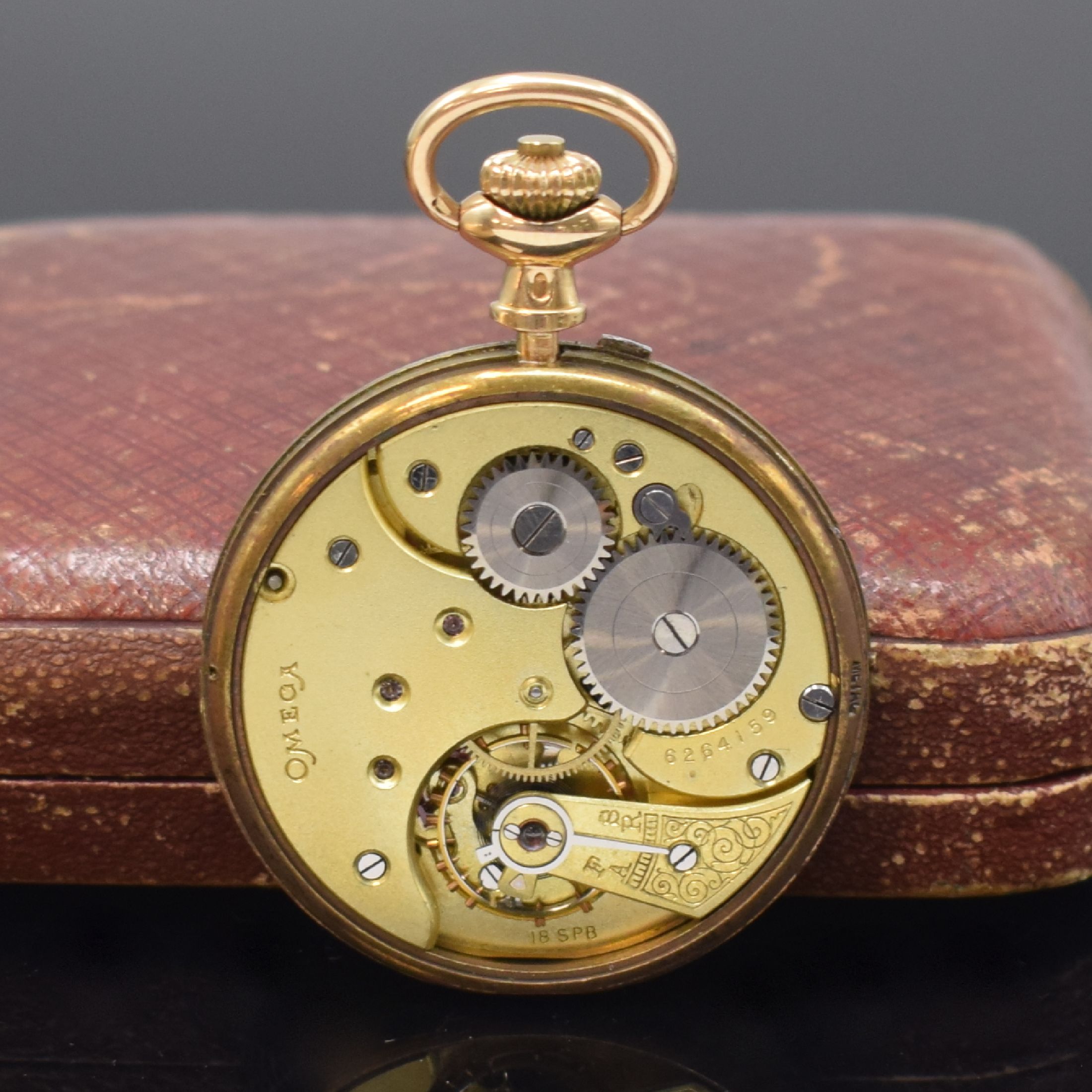 Detail d: OMEGA Herrensavonette in GG 585/000, Schweiz um 1925, spezielles patentiertes Geh., guill., Metallcuvette m. Medaillengrav., Emailzifferbl., gebl. ...