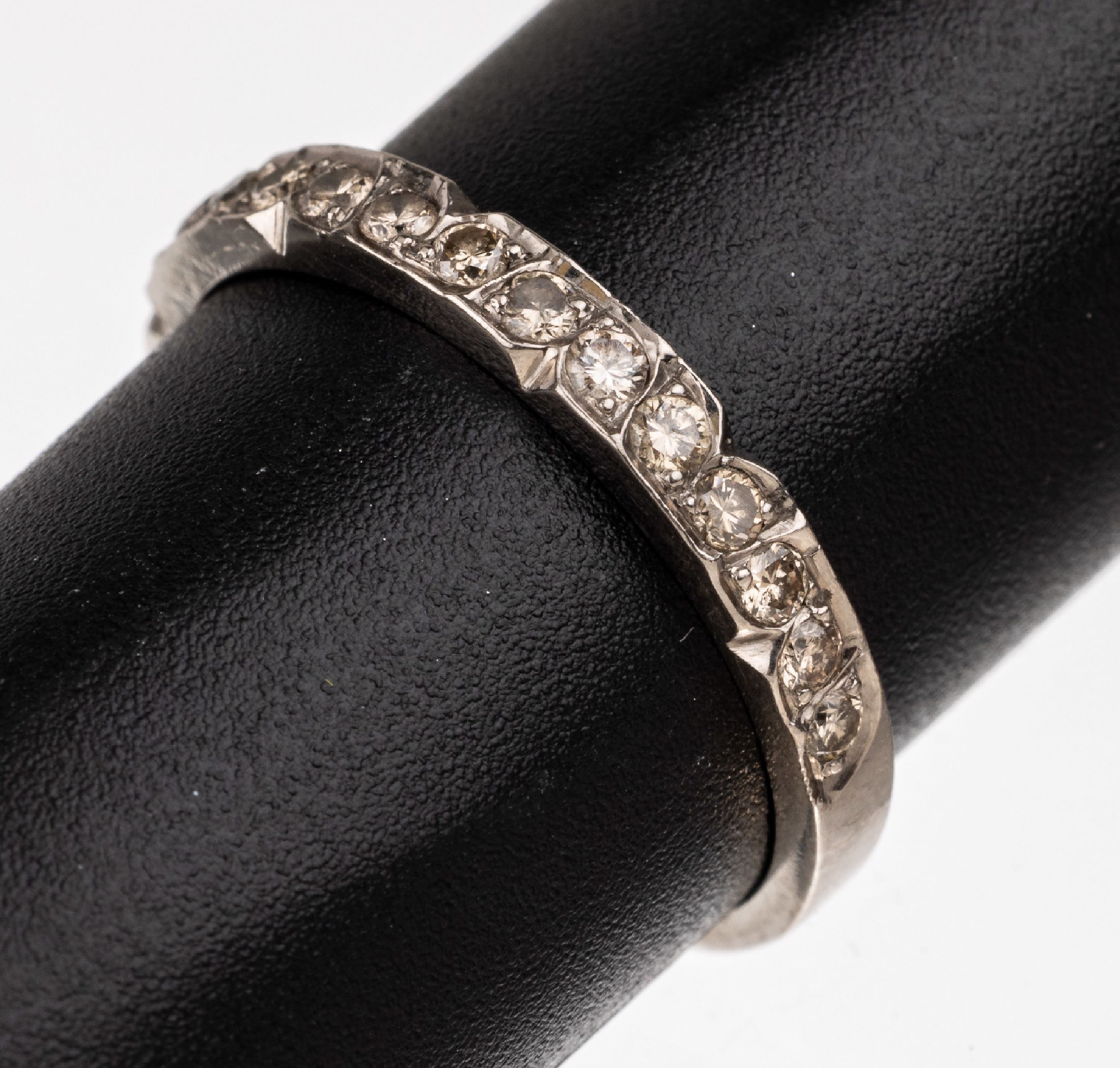 18 kt Gold Brillant Ring, WG 750/000, bes. mit 15 Brillanten zus. ca. 0.40 ct Weiß- l.get.Weiß/si-p1, RW 55, ca. 2.7 g