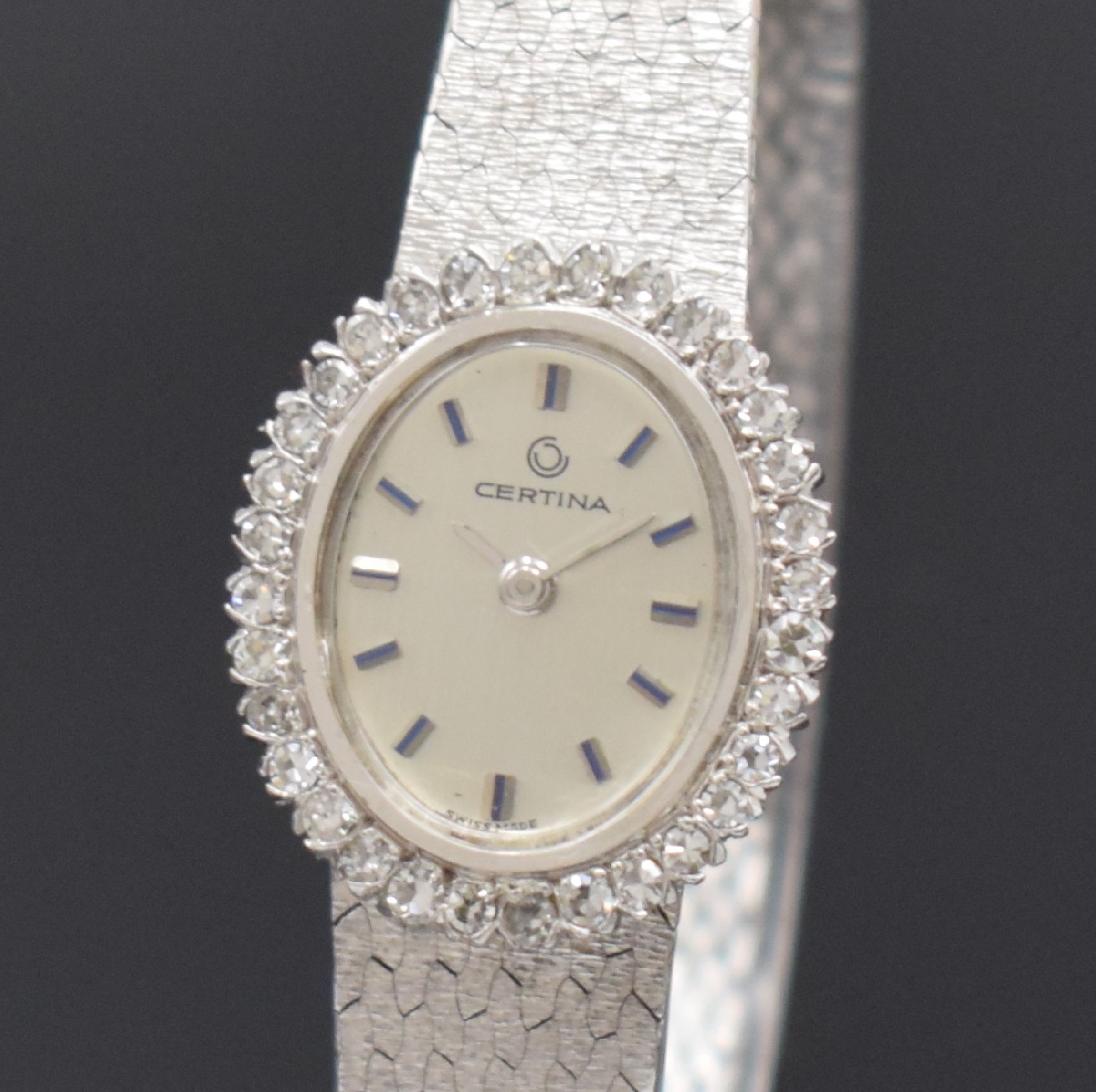 Detail a: CERTINA diamantbesetzte Damenarmbanduhr in WG 750/000, Schweiz um 1970, Handaufzug, gedr. Geh., integr. orig. Band, silb. Zifferbl., aufges. silb. ...